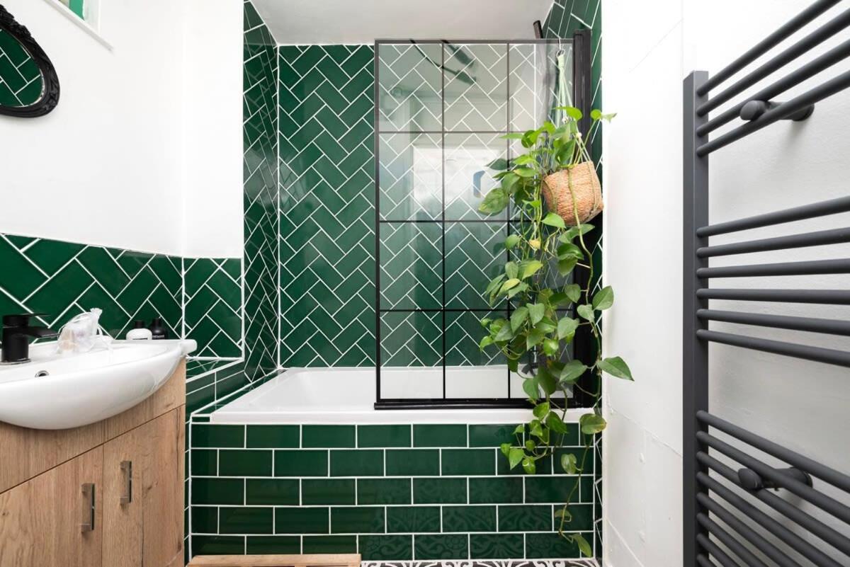 Cozy 1-bedroom Oasis With Balcony In London's Heart *