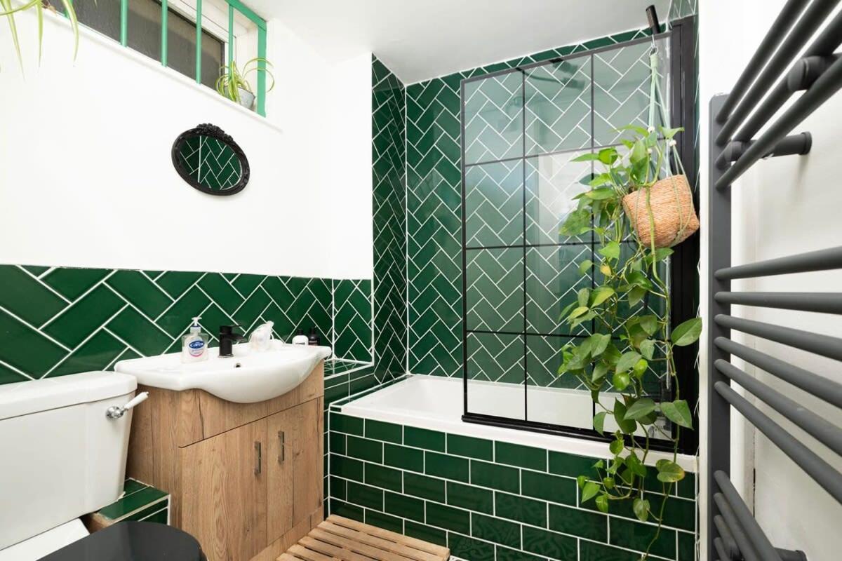 Cozy 1-bedroom Oasis With Balcony In London's Heart Londres