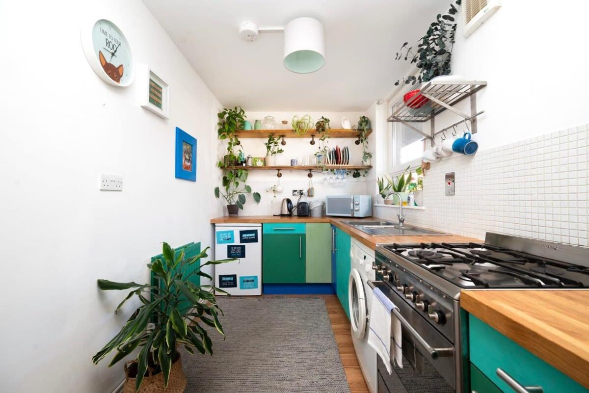 Cozy 1-bedroom Oasis With Balcony In London's Heart *