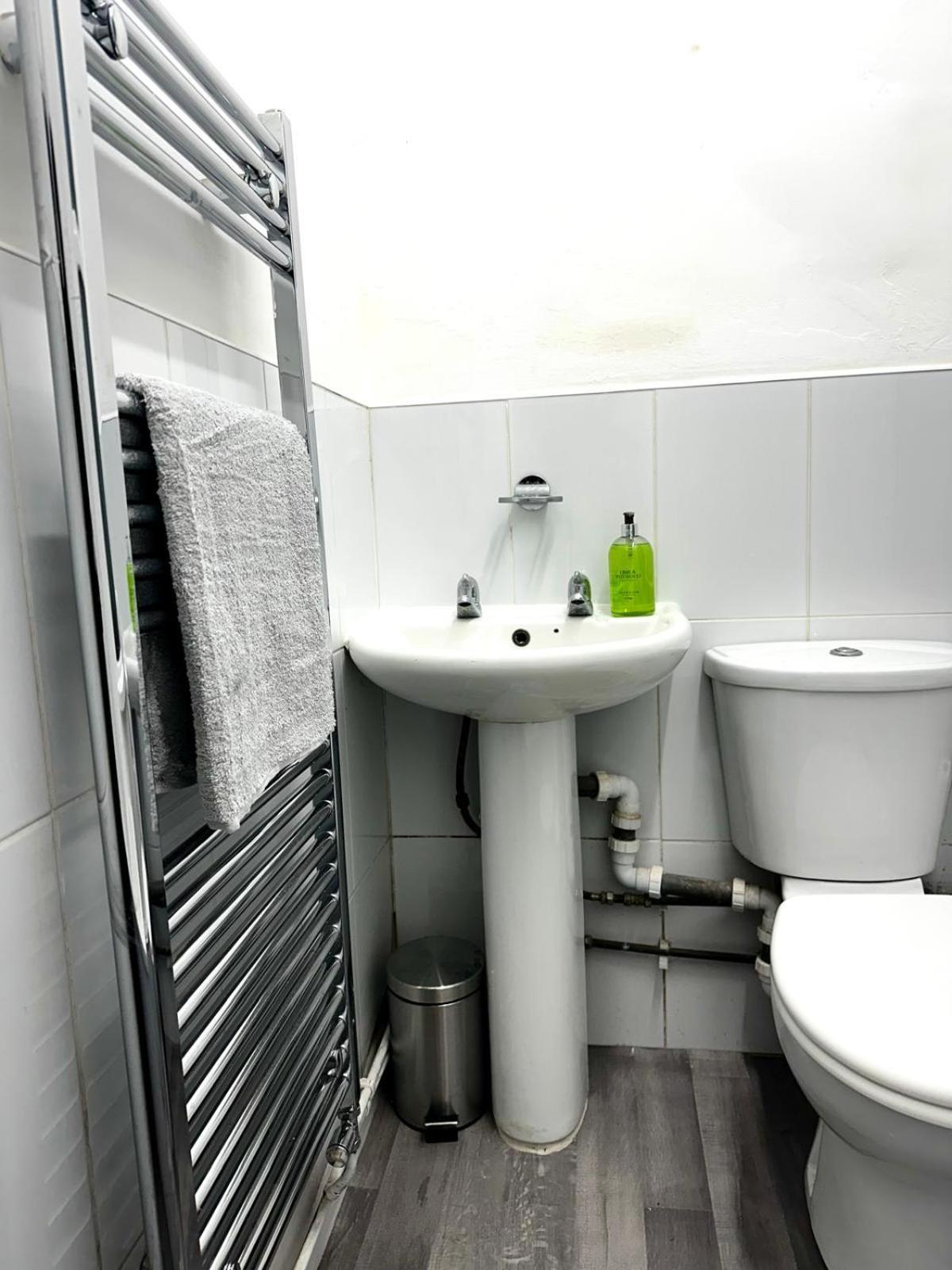 Serviced 4 Bed 2 Bath Manor Park House * Londres