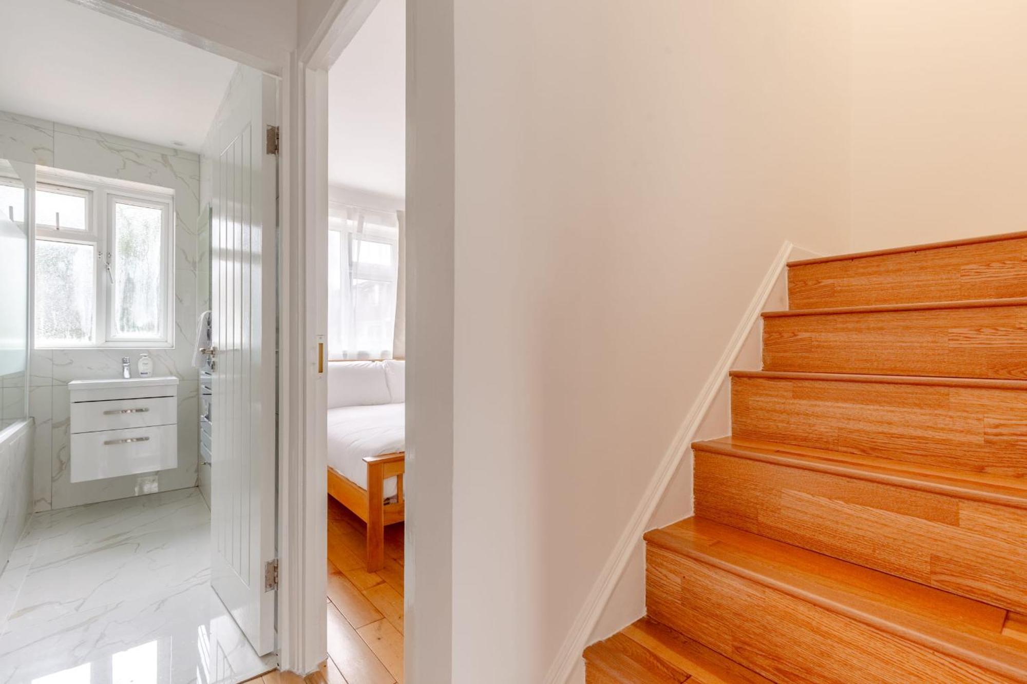 Сasa de vacaciones Spacious 4bd Near Excel London!