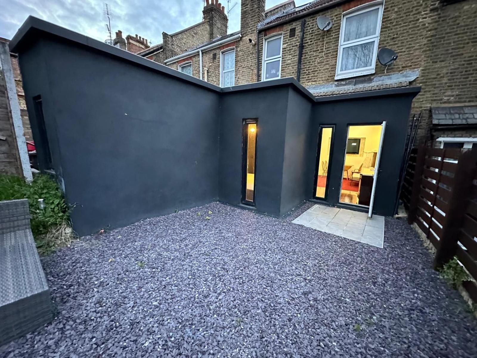 2 Bedroom Flat Wembley * Londres