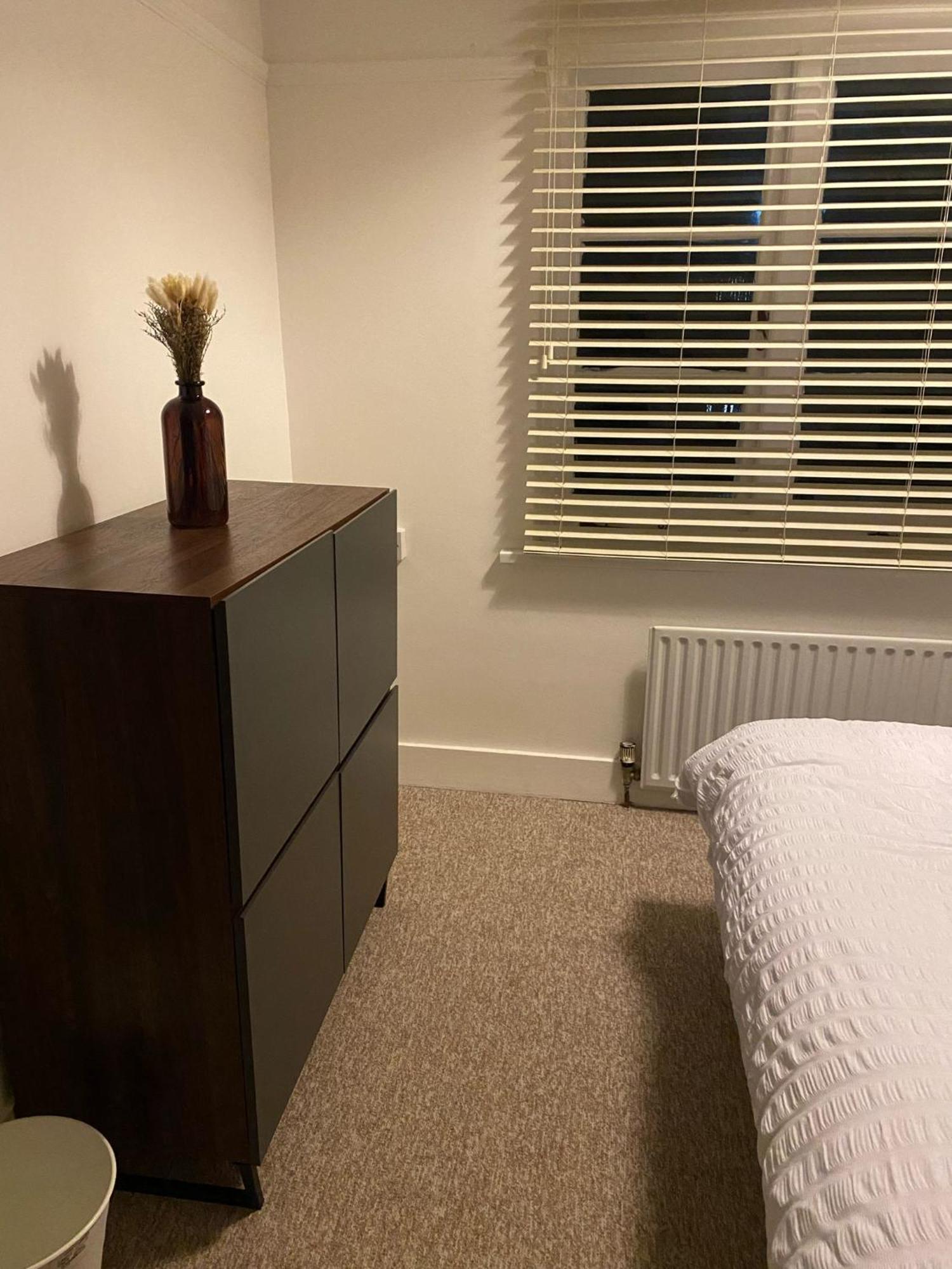 Spacious, Parkside 3.5bed House, Great Access! * Londen