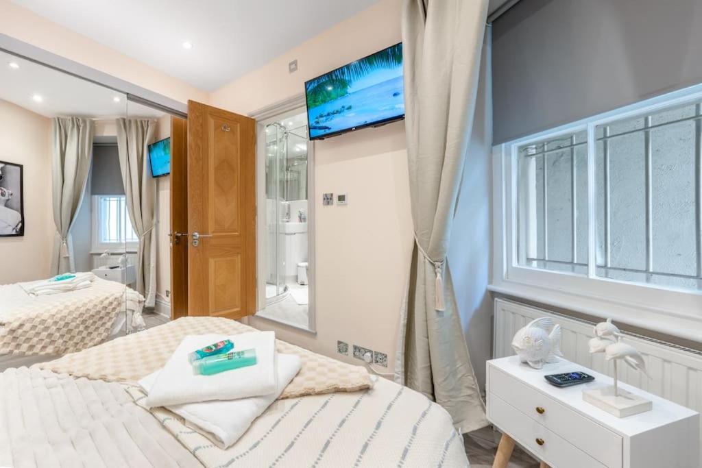 2 Bed / 2 Bath Versace In Knightsbridge *