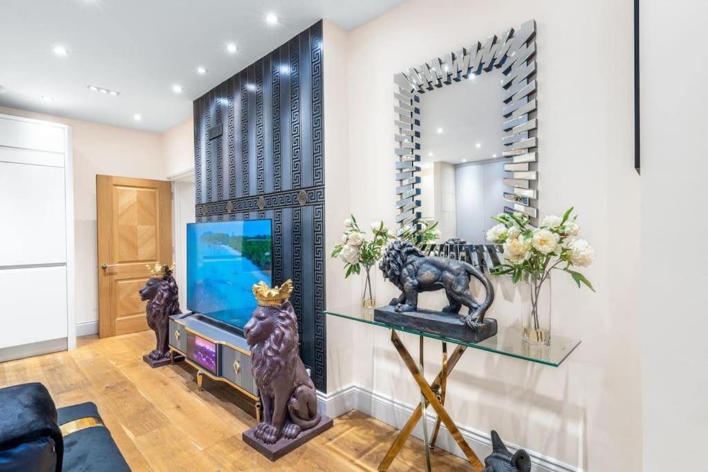 2 Bed / 2 Bath Versace In Knightsbridge Apartment *