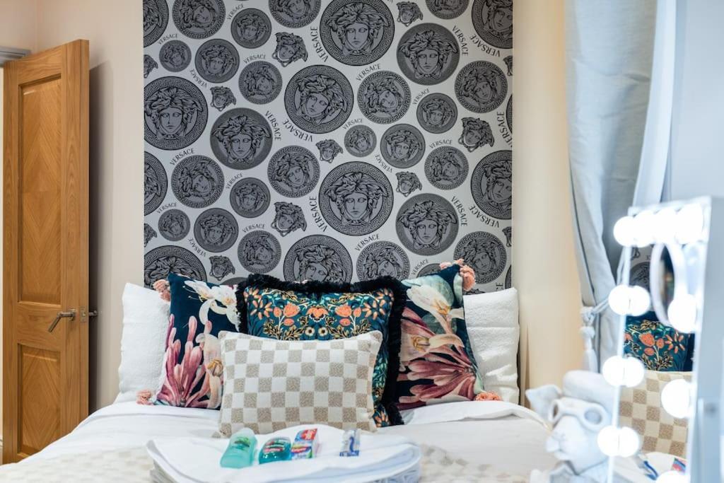 Apartment 2 Bed / 2 Bath Versace In Knightsbridge London