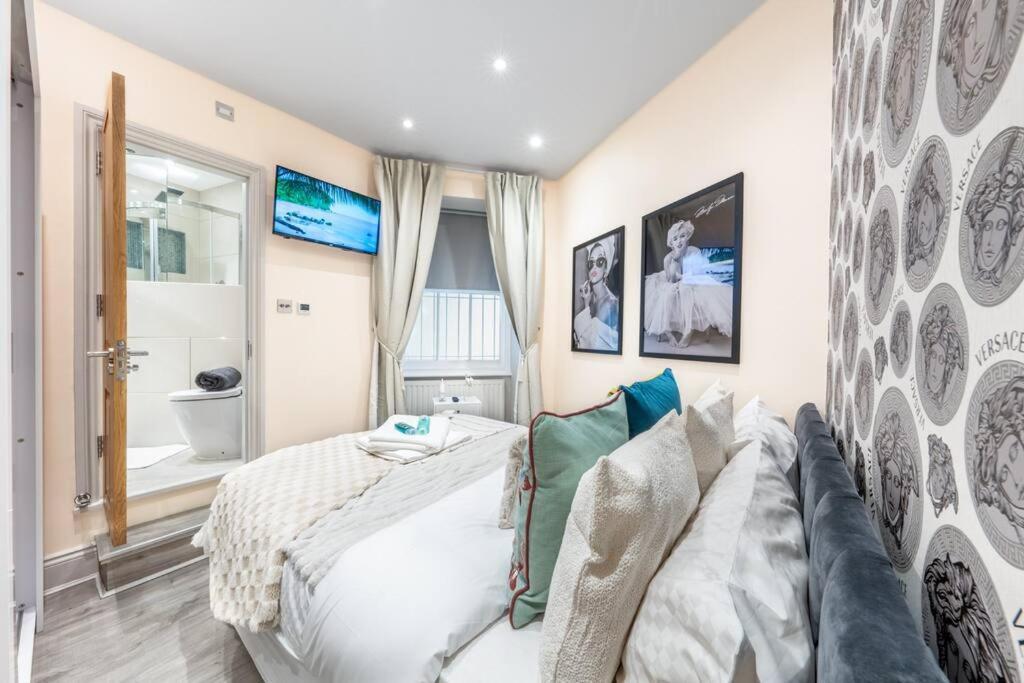 Apartment 2 Bed / 2 Bath Versace In Knightsbridge *