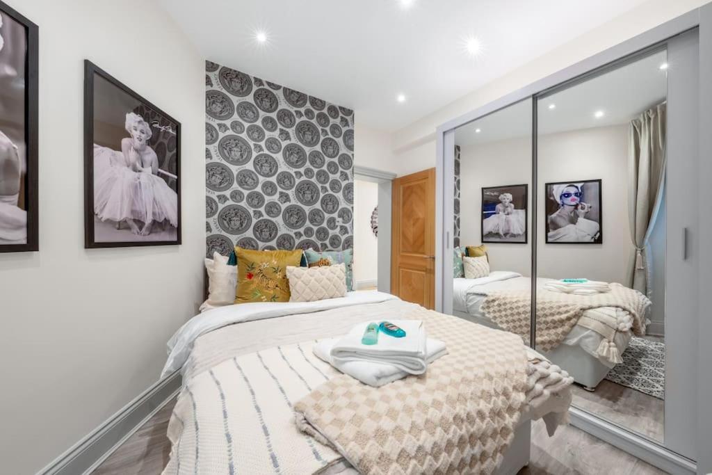 2 Bed / 2 Bath Versace In Knightsbridge *