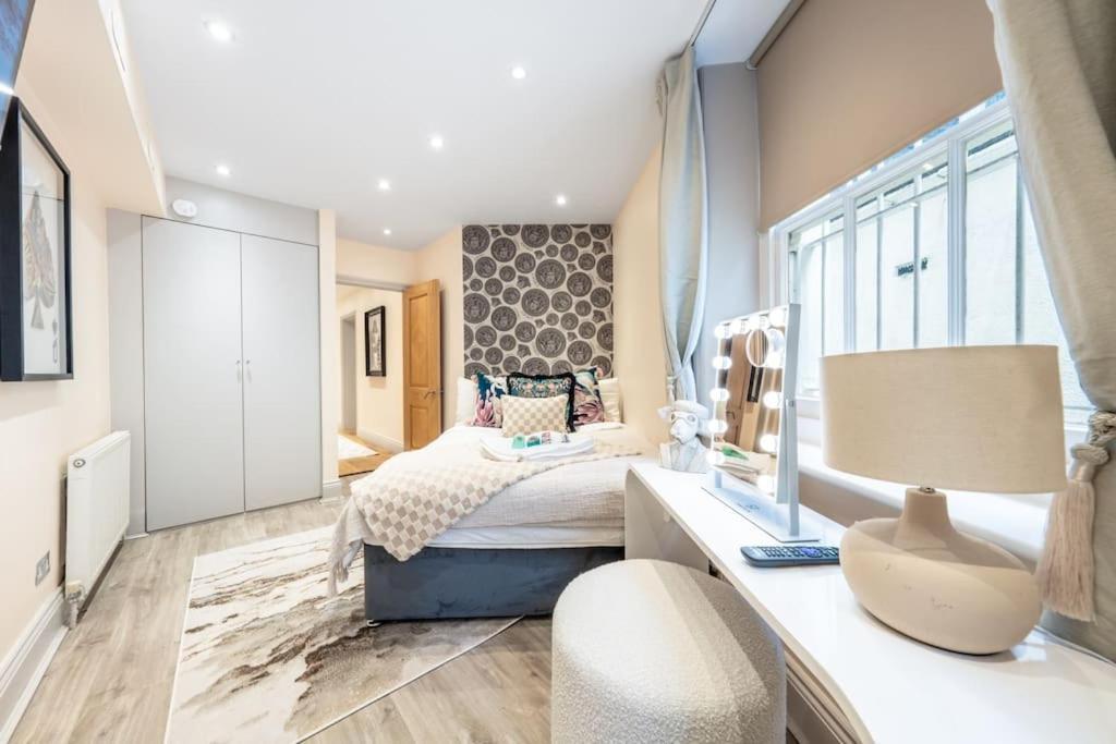 Apartment 2 Bed / 2 Bath Versace In Knightsbridge
