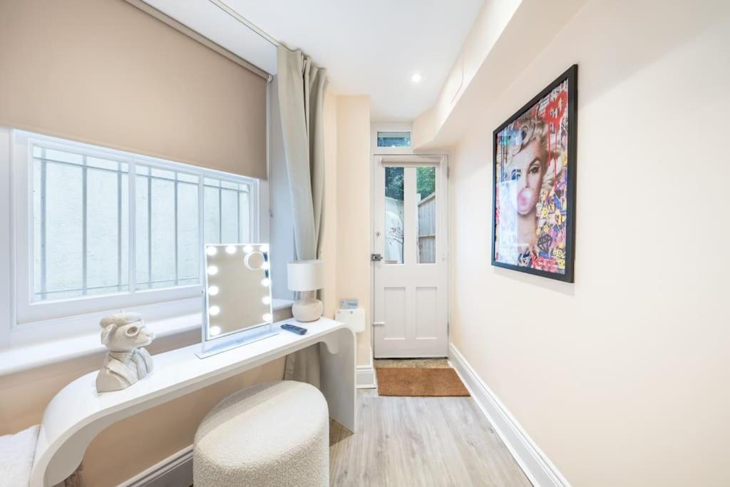 Apartment 2 Bed / 2 Bath Versace In Knightsbridge *