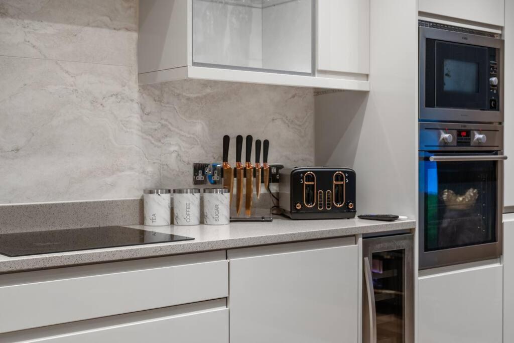 Apartment 2 Bed / 2 Bath Versace In Knightsbridge London