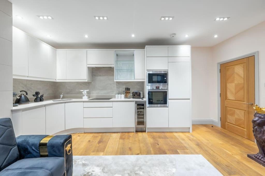2 Bed / 2 Bath Versace In Knightsbridge * London