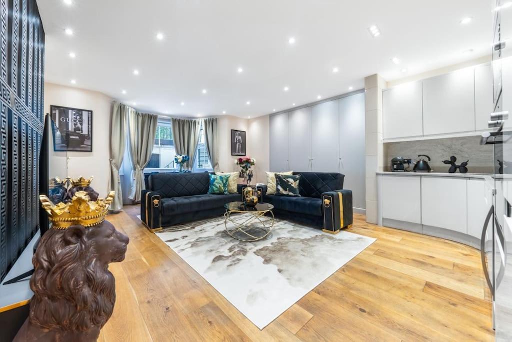 Apartment 2 Bed / 2 Bath Versace In Knightsbridge *