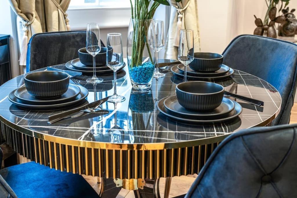 Apartment 2 Bed / 2 Bath Versace In Knightsbridge *