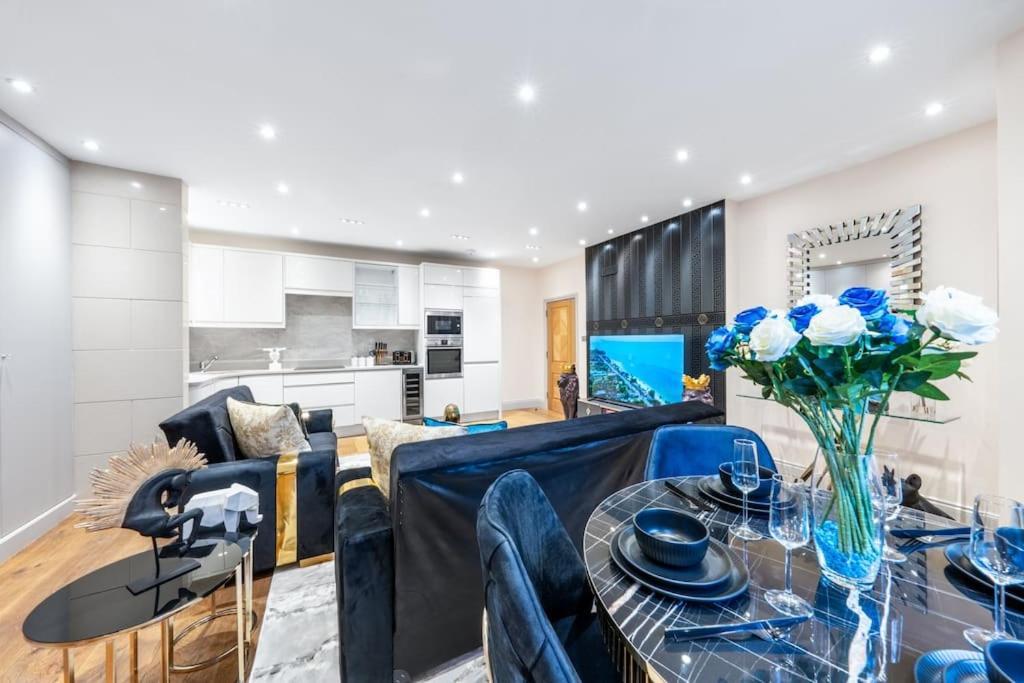 2 Bed / 2 Bath Versace In Knightsbridge Apartment *
