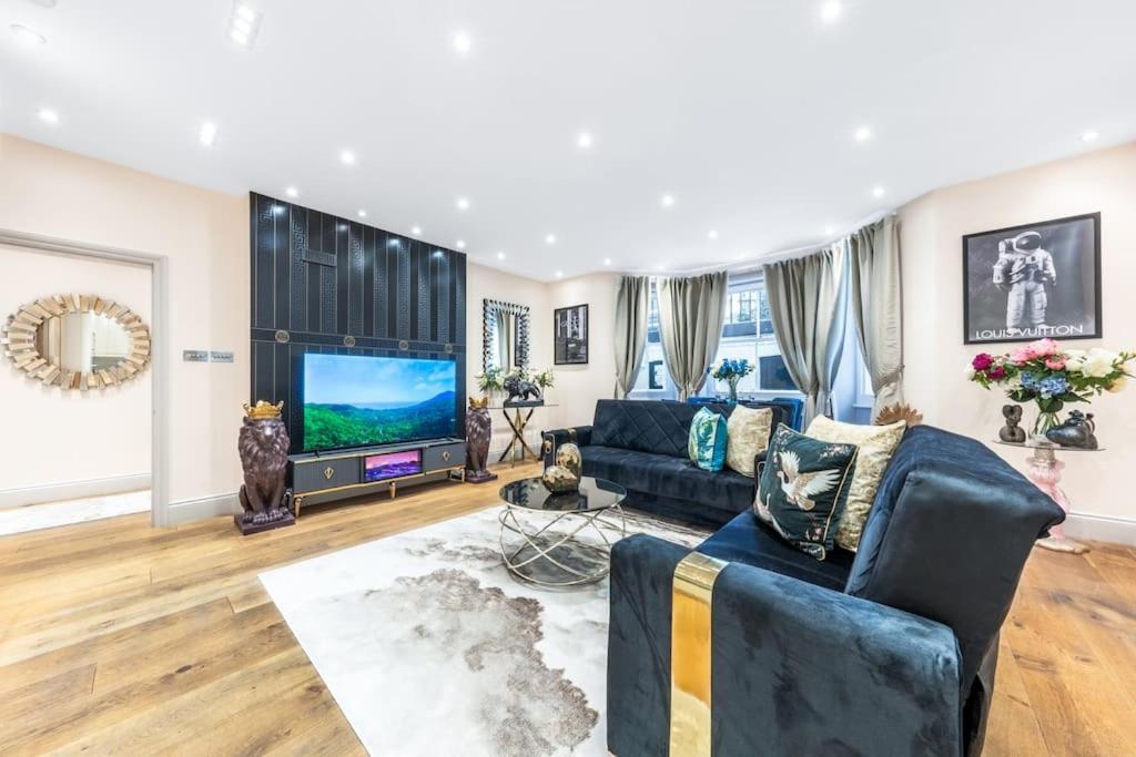 2 Bed / 2 Bath Versace In Knightsbridge *