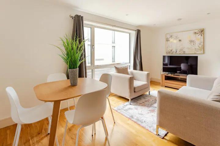 Brand New Flat In With Car Park Londres