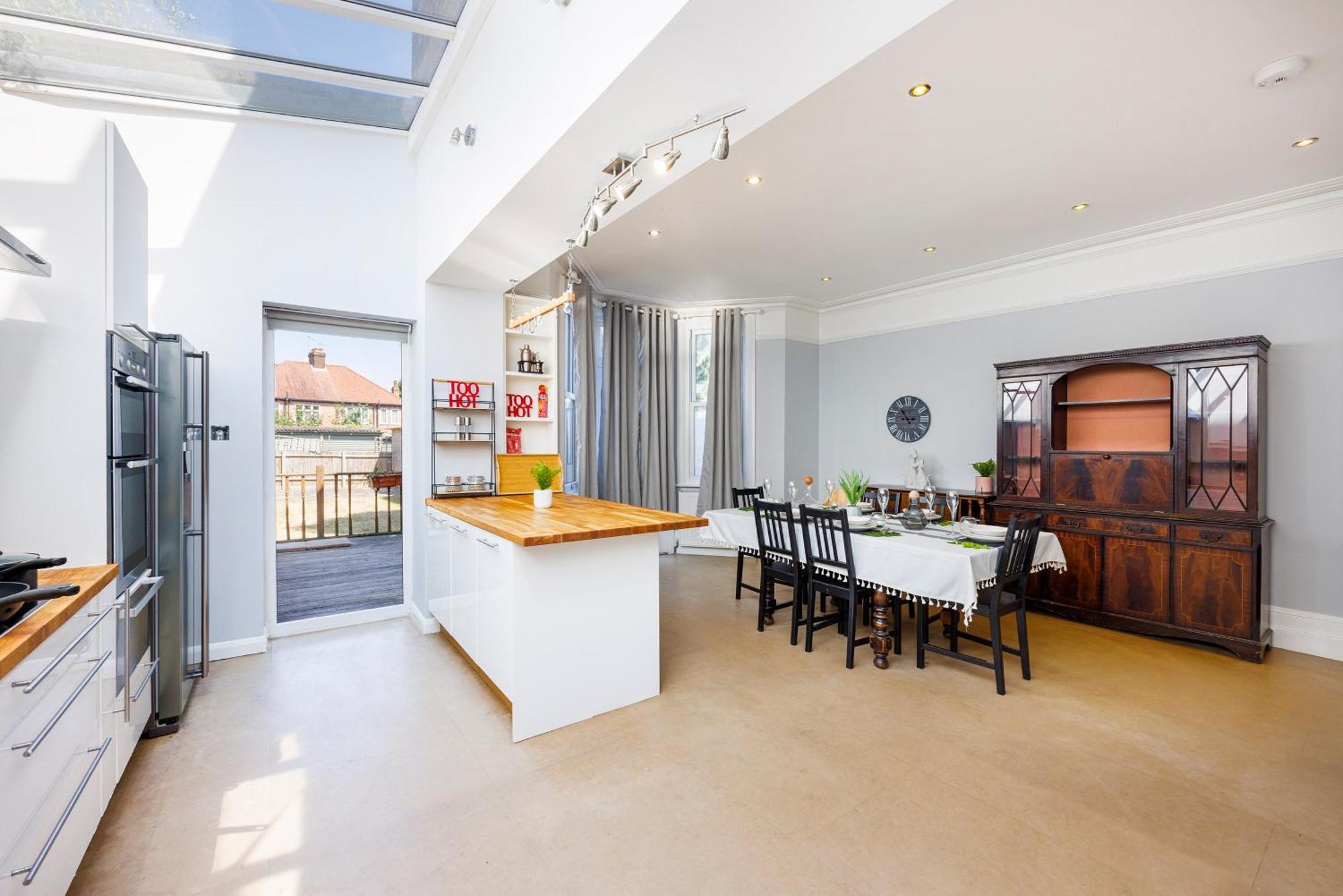 6 Bedroom House By Av Acton Sleeps 11 Free Parking Londres