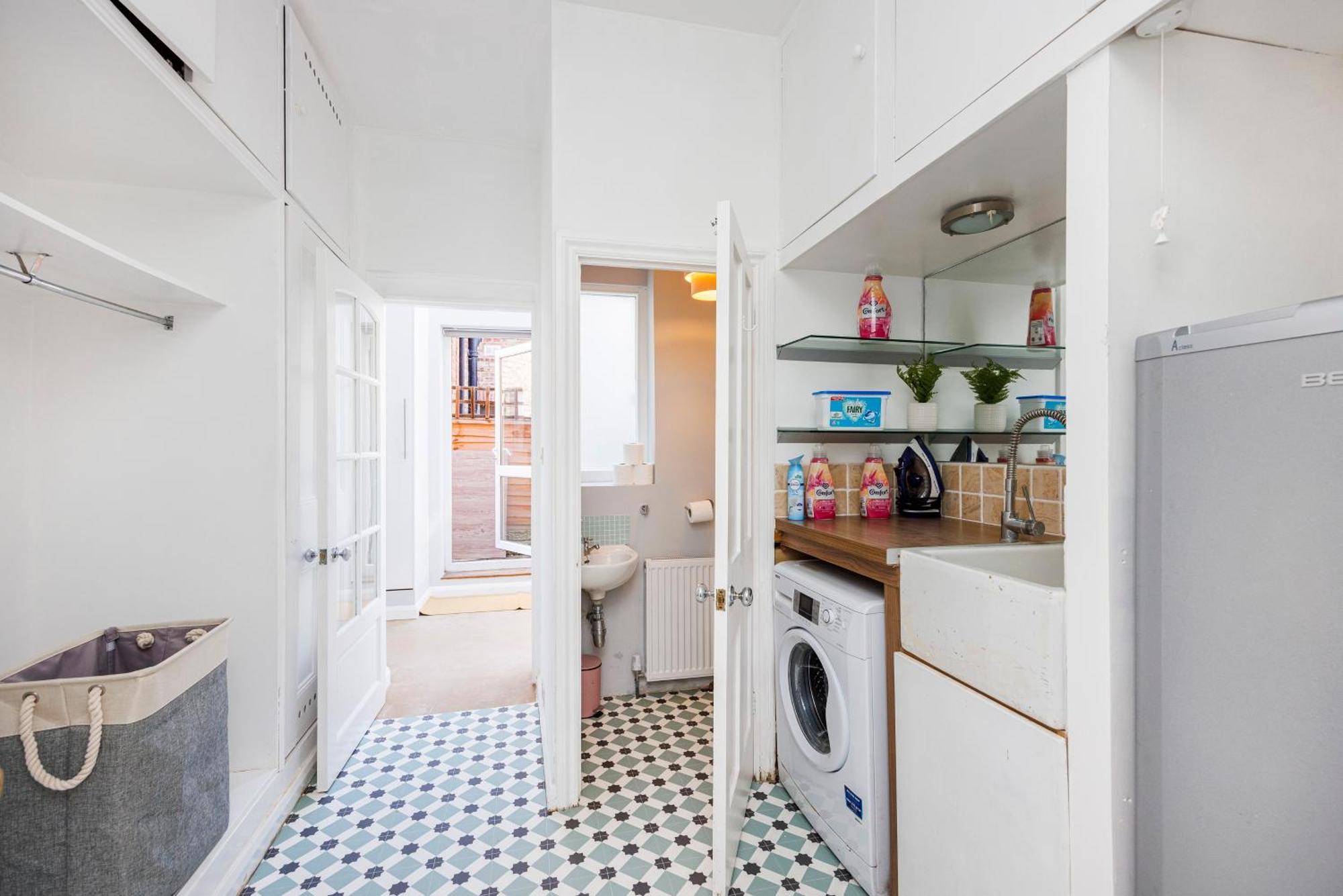 6 Bedroom House By Av Acton Sleeps 11 Free Parking