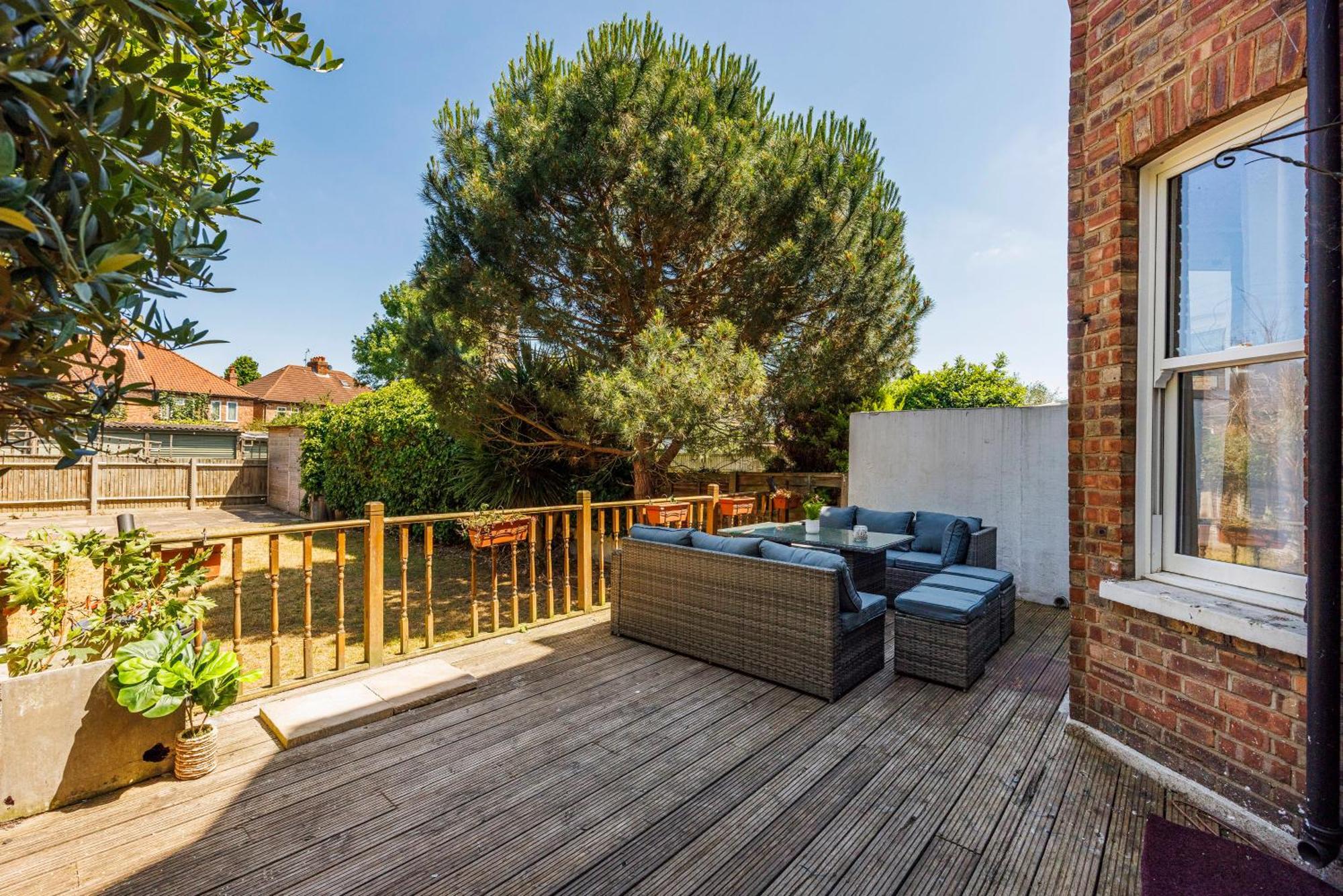 6 Bedroom House By Av Acton Sleeps 11 Free Parking