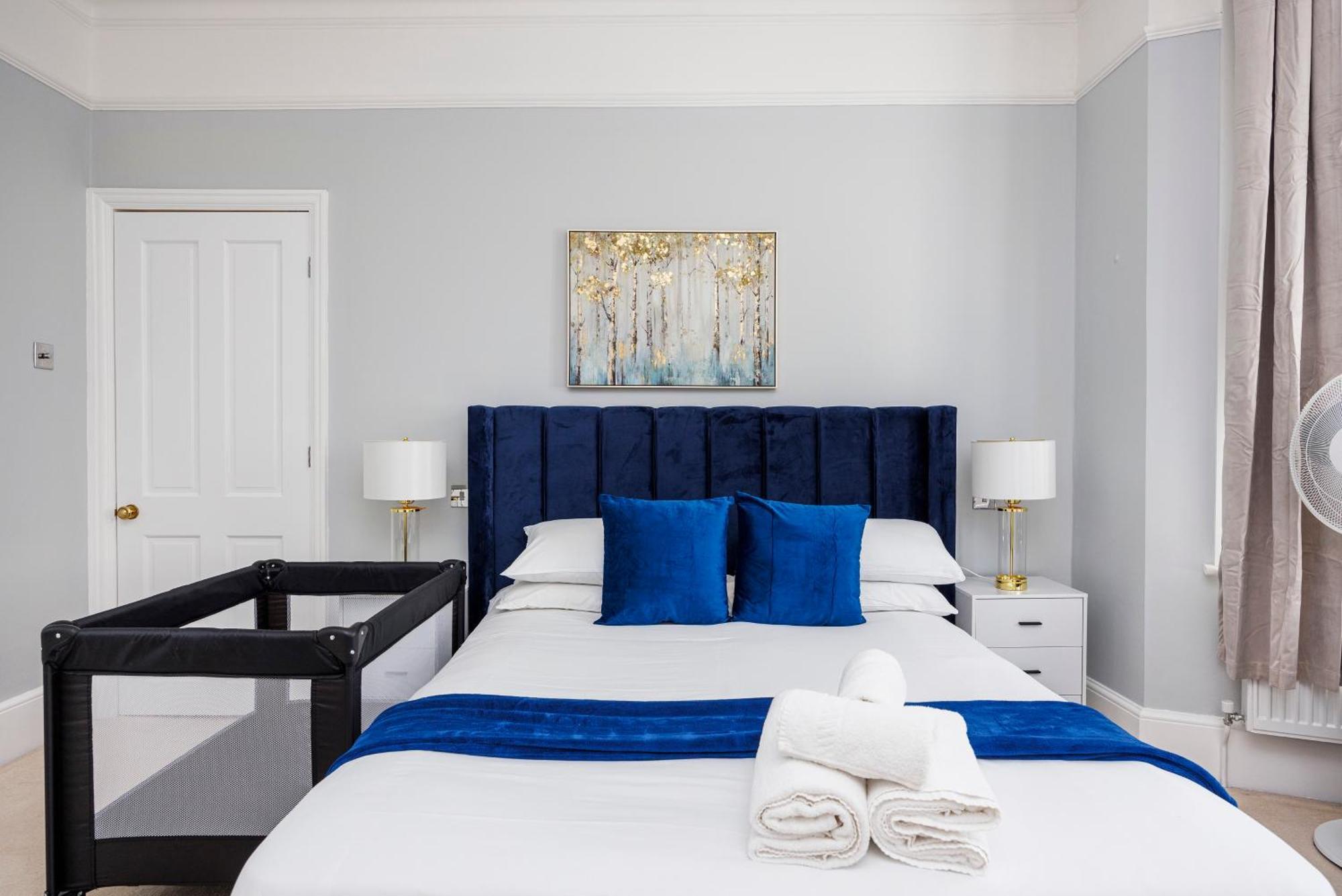 Casa de Férias 6 Bedroom House By Av Acton Sleeps 11 Free Parking *