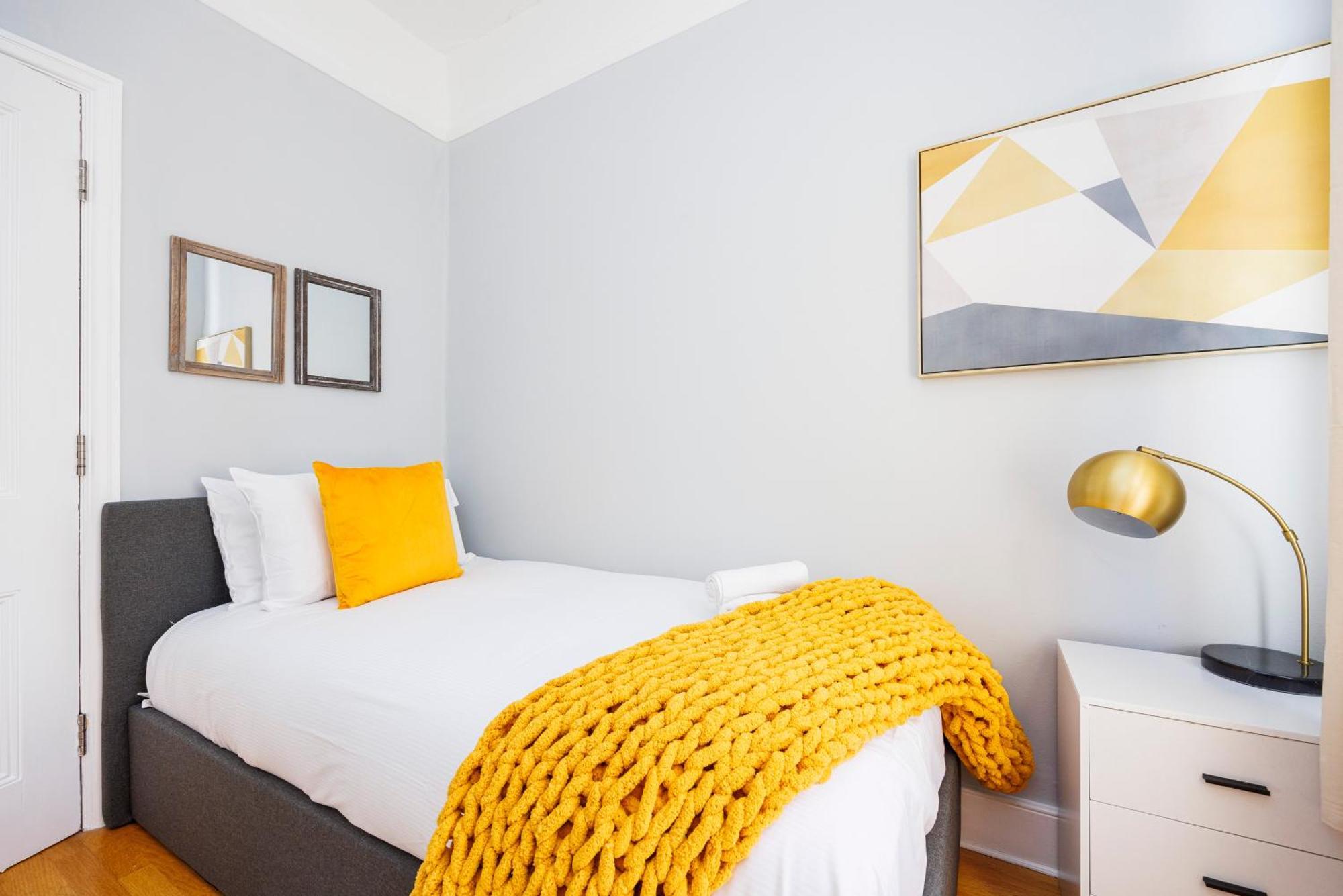 Casa de Férias 6 Bedroom House By Av Acton Sleeps 11 Free Parking *