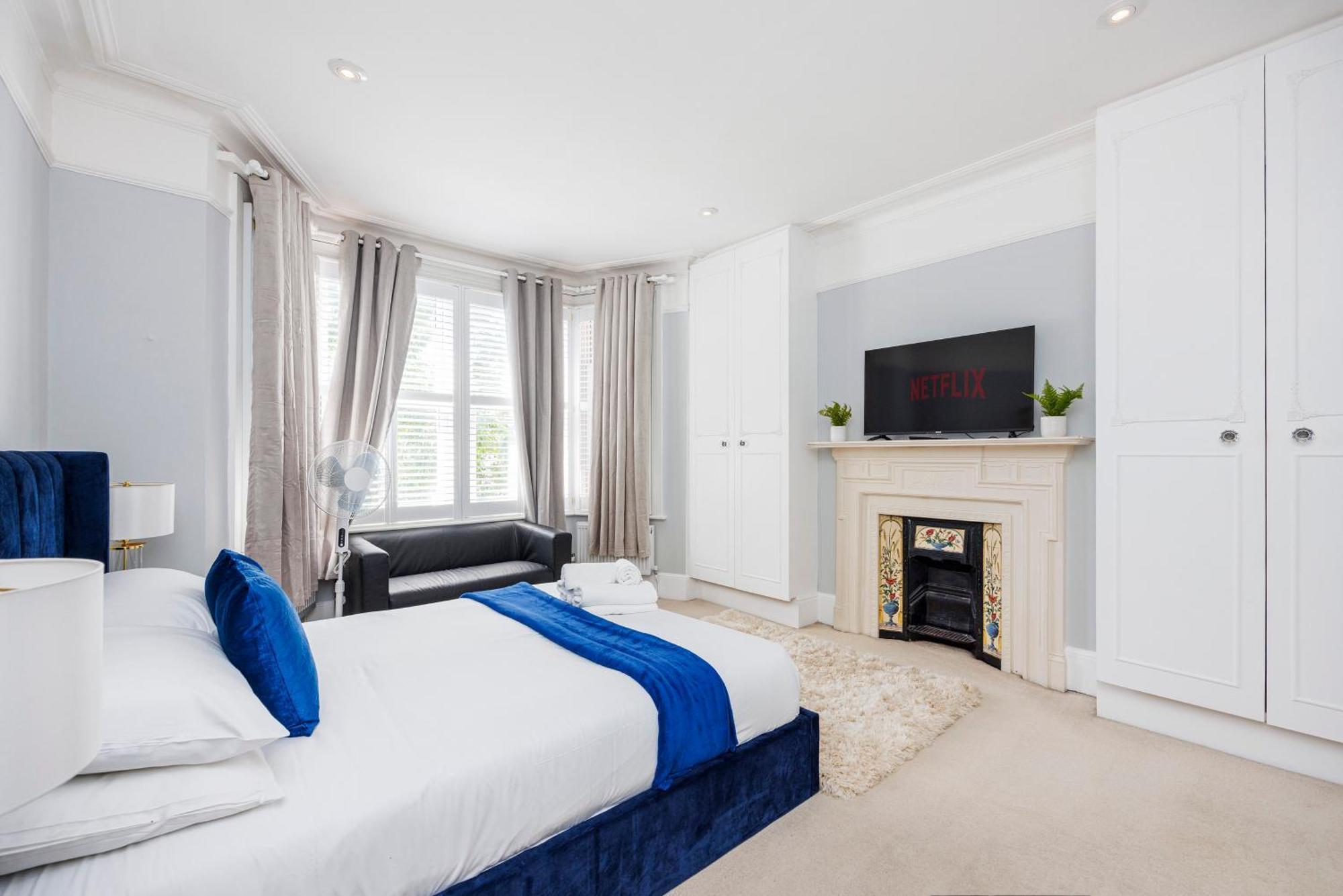 6 Bedroom House By Av Acton Sleeps 11 Free Parking