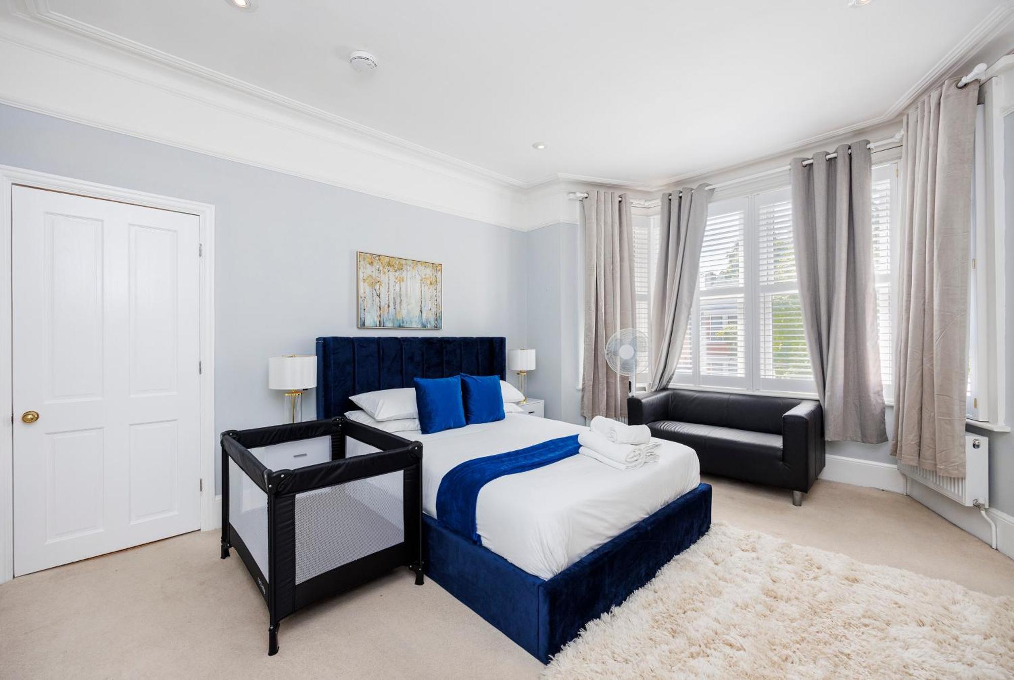 6 Bedroom House By Av Acton Sleeps 11 Free Parking