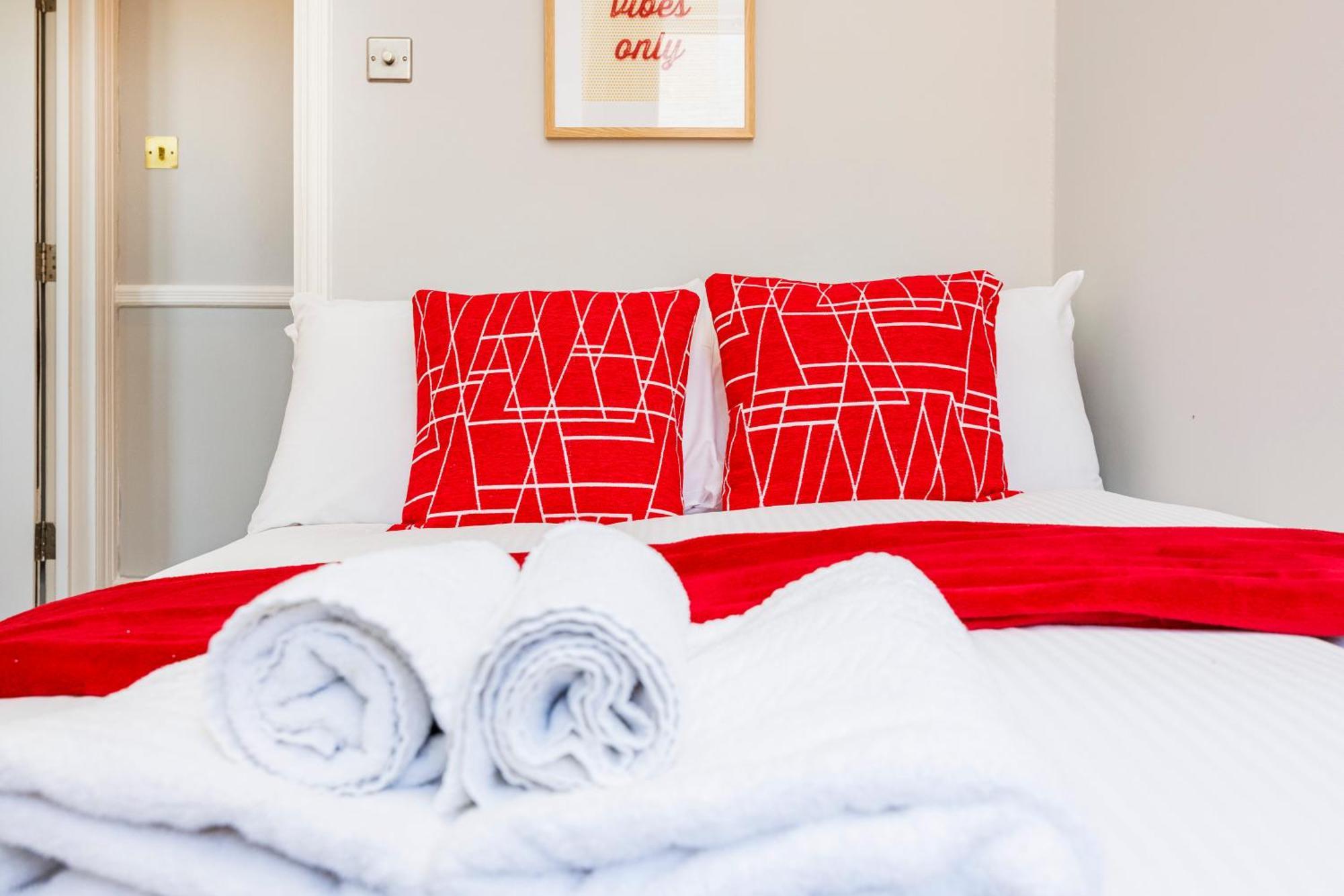 6 Bedroom House By Av Acton Sleeps 11 Free Parking Londres