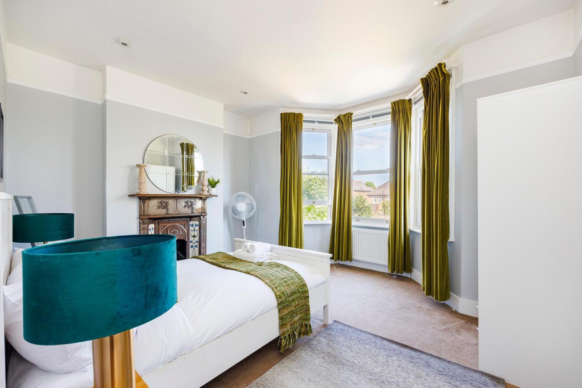 Casa de Férias 6 Bedroom House By Av Acton Sleeps 11 Free Parking *