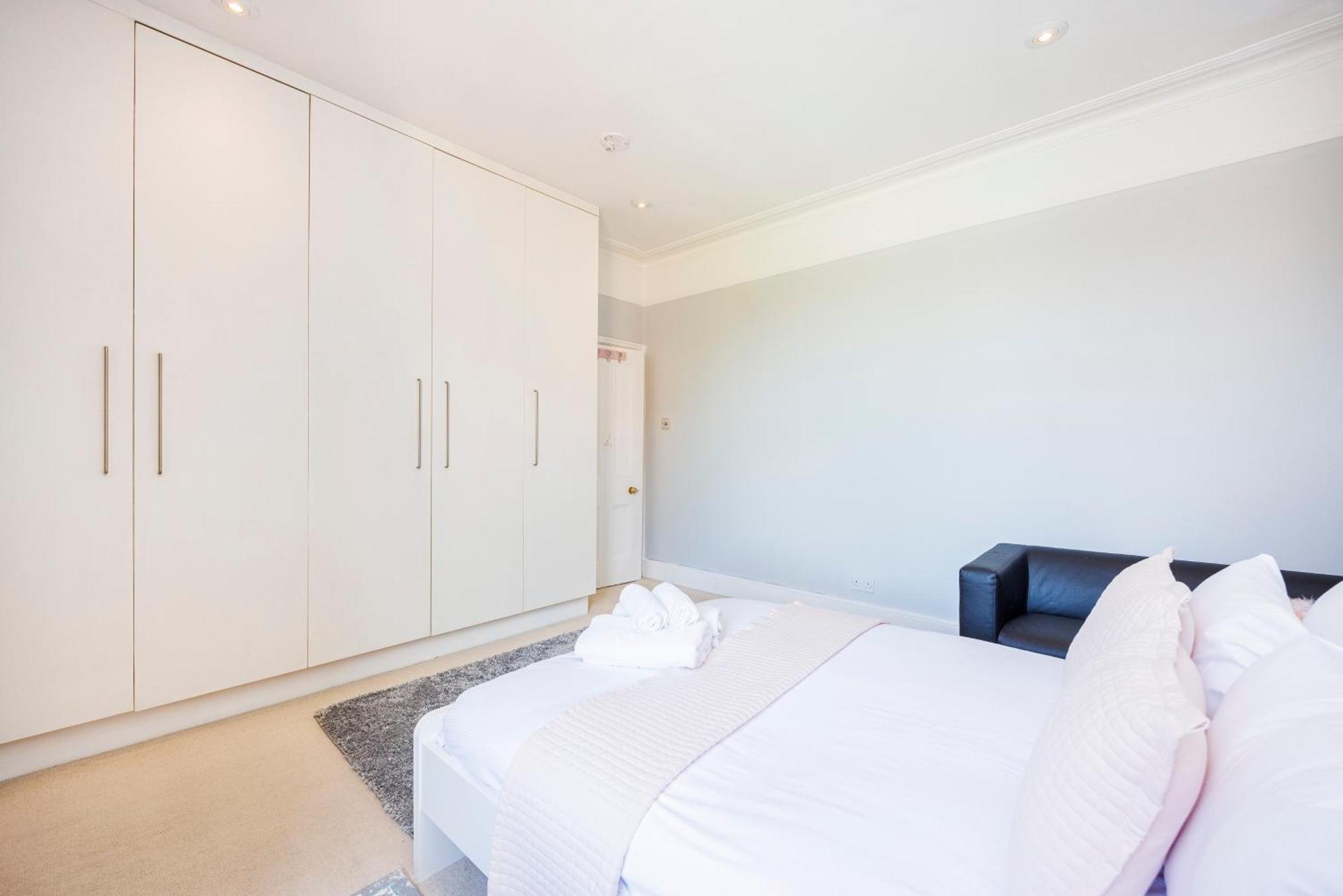6 Bedroom House By Av Acton Sleeps 11 Free Parking Londres