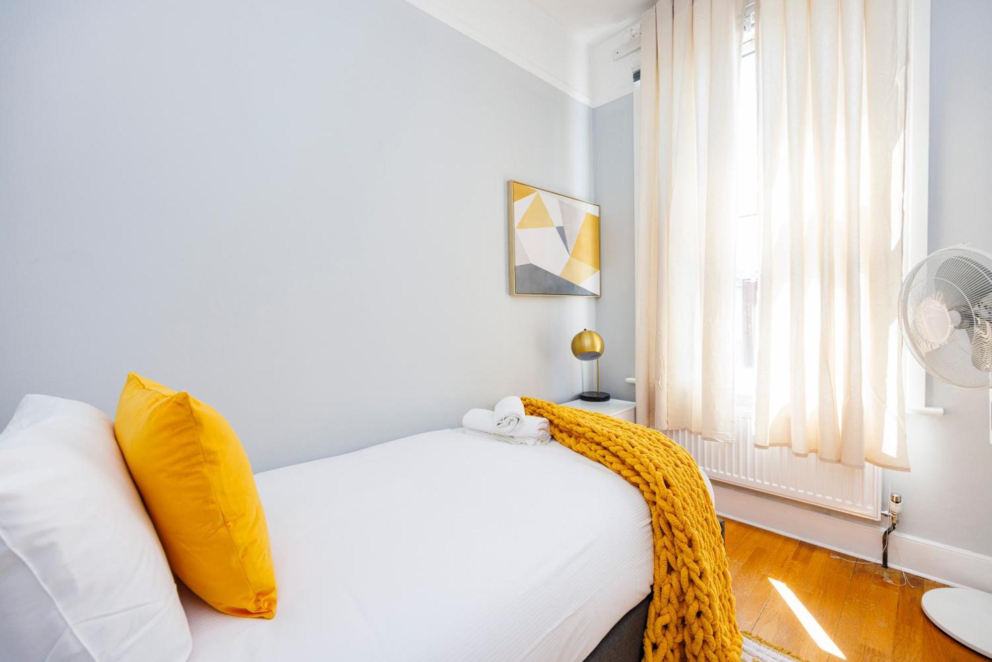 6 Bedroom House By Av Acton Sleeps 11 Free Parking