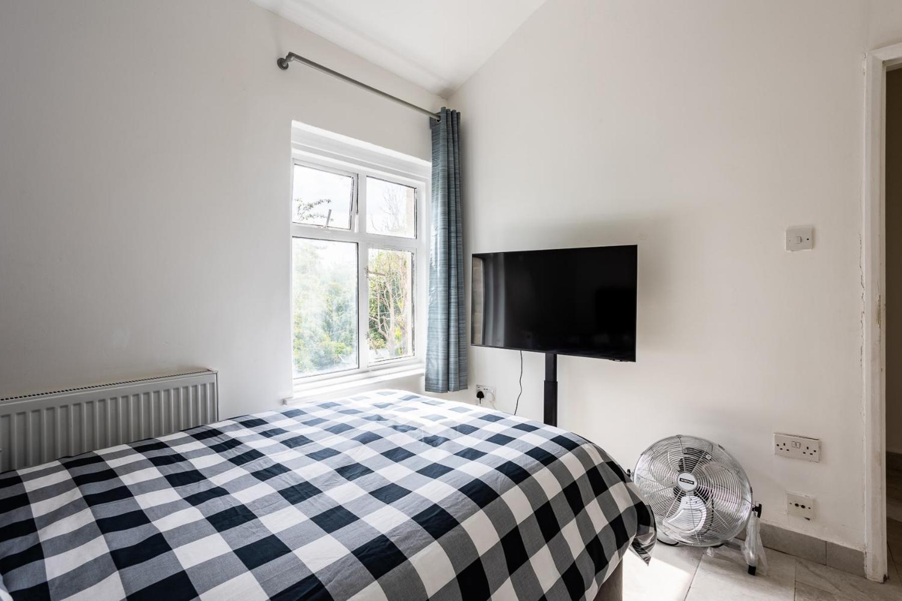 Holiday home 4 Bedroom House With Garden, Parking & 3 Mins Walking Distance From Train Station *