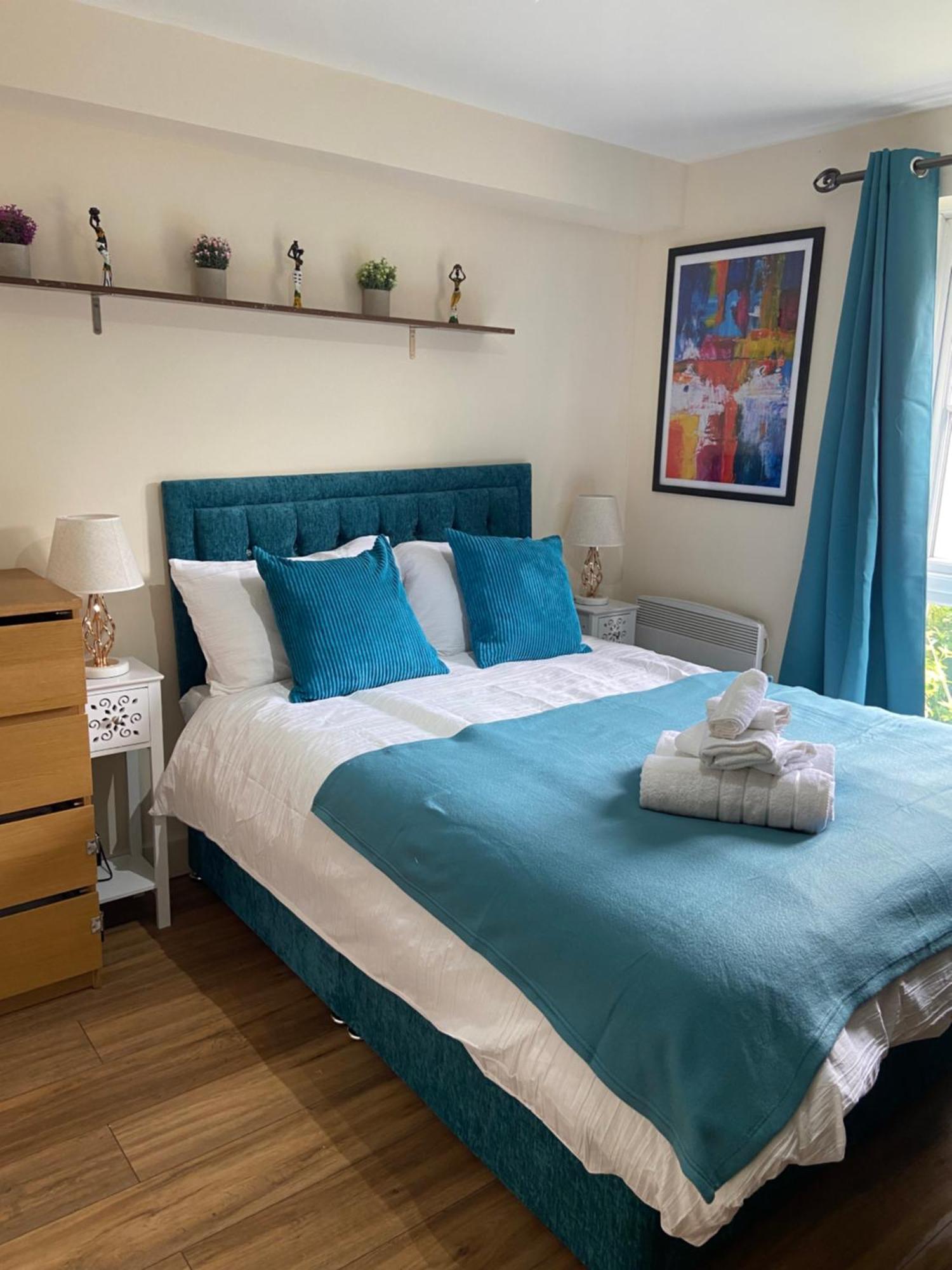Beautiful 2 Bed Waterfront With Parking Perfect For Canary Wharf - 2 Bed 2 Bath With High Speed Wifi And Netflix And Parking