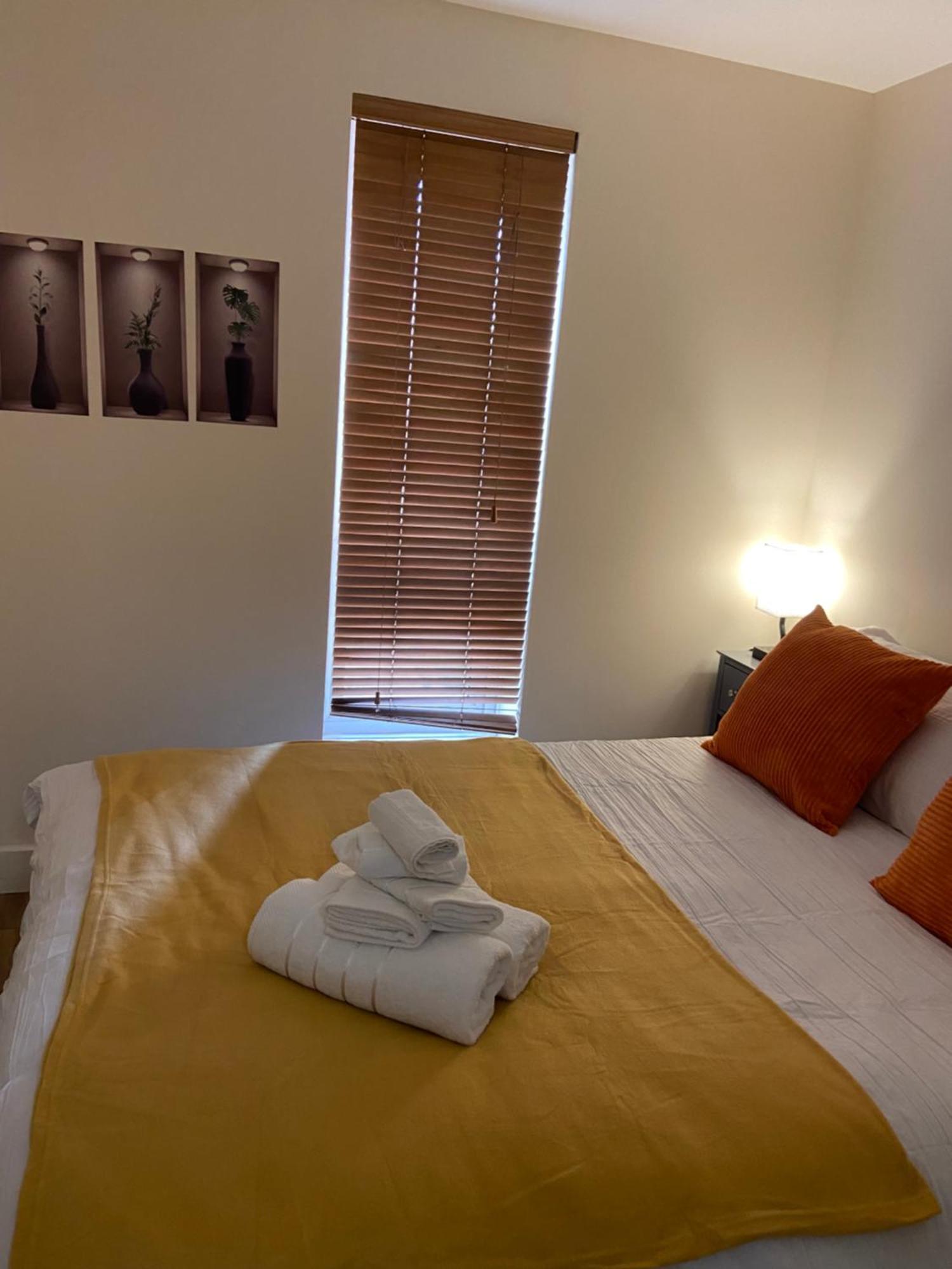 Beautiful 2 Bed Waterfront With Parking Perfect For Canary Wharf - 2 Bed 2 Bath With High Speed Wifi And Netflix And Parking Londres