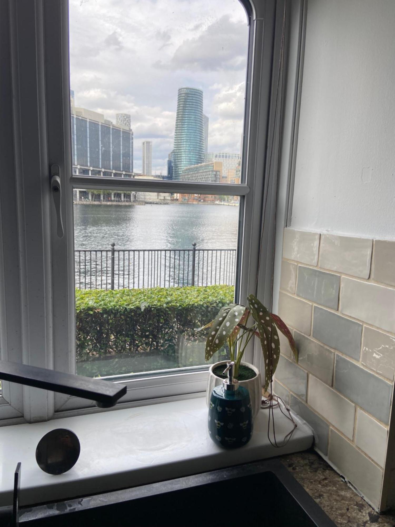 Waterfront Canary Lodge: Cozy 2-bed With Wi-fi & Parking