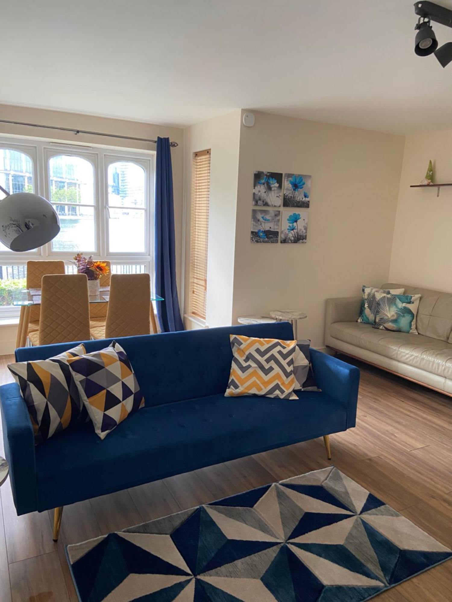 Apartamento Waterfront Canary Lodge: Cozy 2-bed With Wi-fi & Parking *
