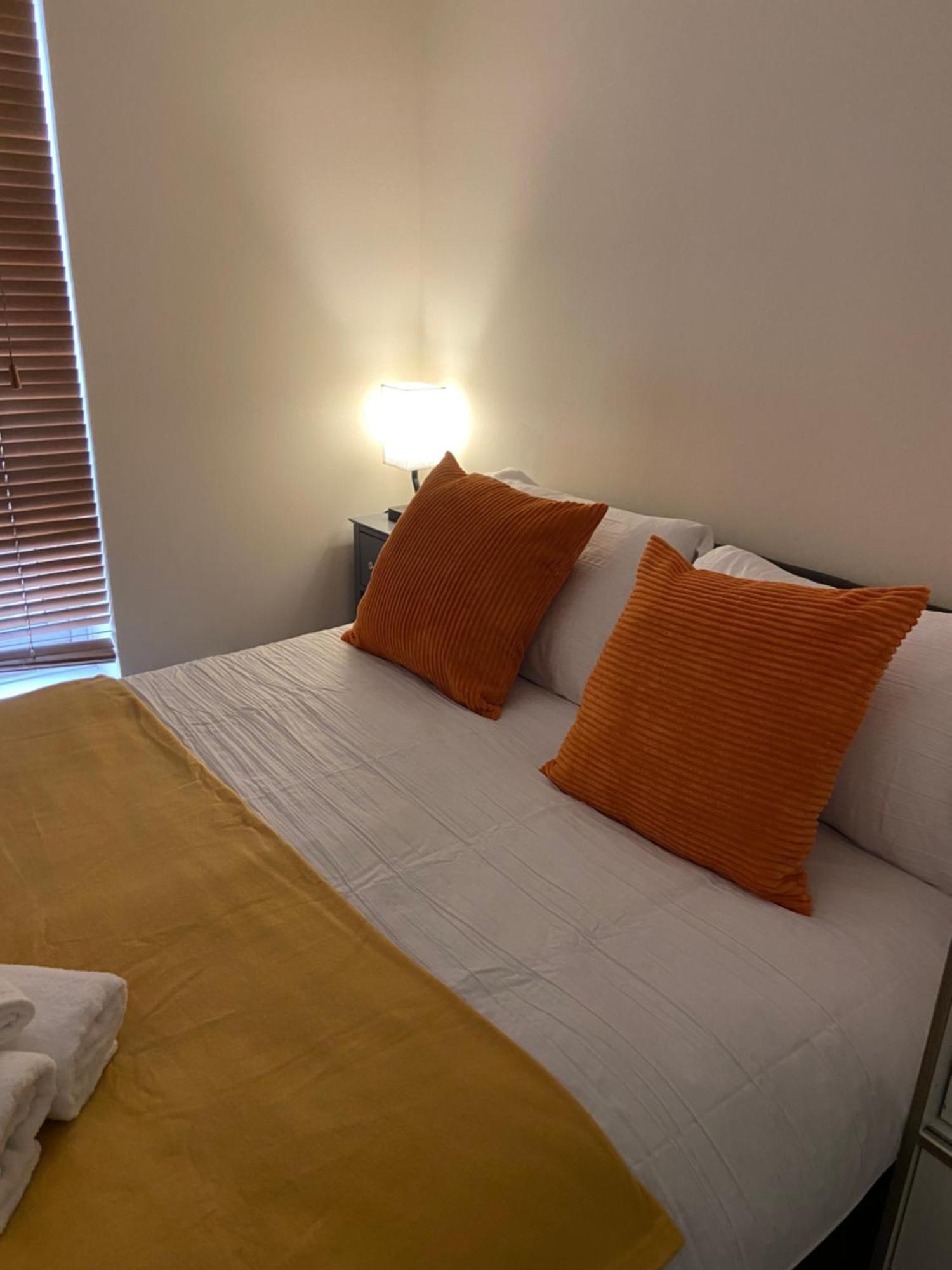 Beautiful 2 Bed Waterfront With Parking Perfect For Canary Wharf - 2 Bed 2 Bath With High Speed Wifi And Netflix And Parking Londres