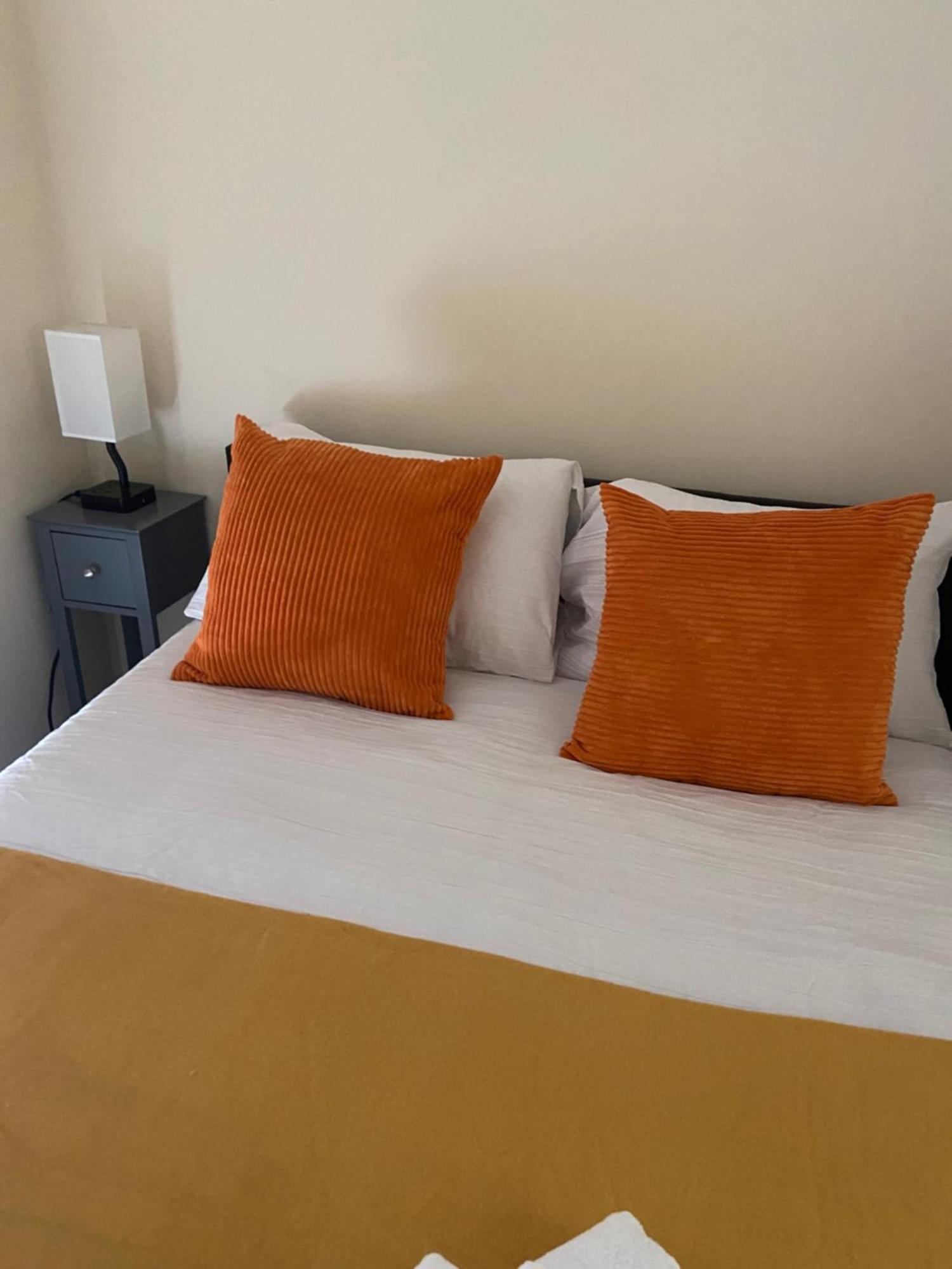 Beautiful 2 Bed Waterfront With Parking Perfect For Canary Wharf - 2 Bed 2 Bath With High Speed Wifi And Netflix And Parking