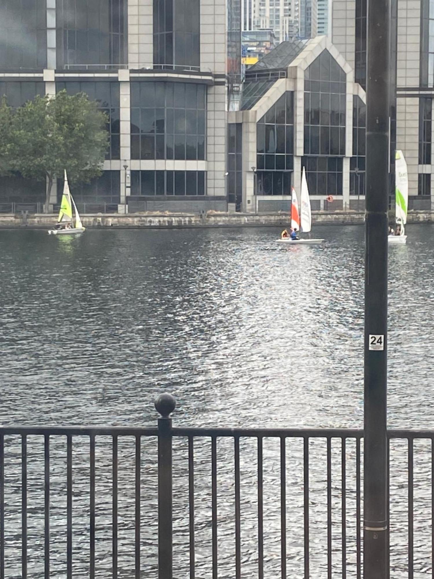 Beautiful 2 Bed Waterfront With Parking Perfect For Canary Wharf - 2 Bed 2 Bath With High Speed Wifi And Netflix And Parking