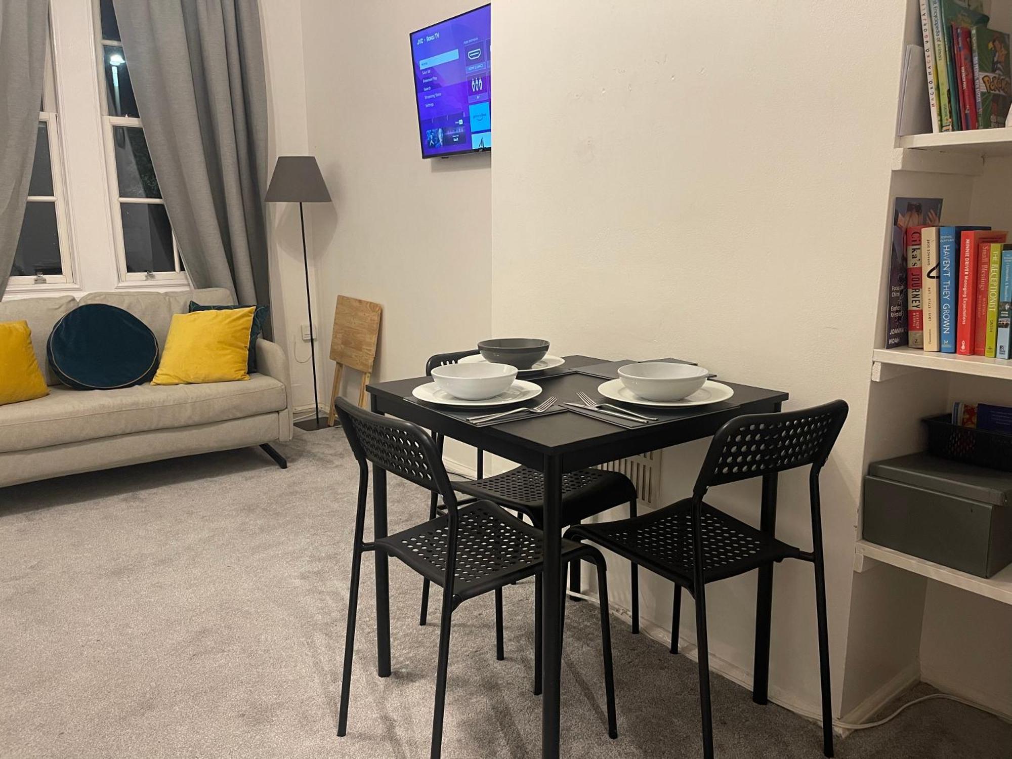 Holiday home Tooting - Cosy 2 Bedroom House With Garden, 5 Mins Walk To Tube Station London