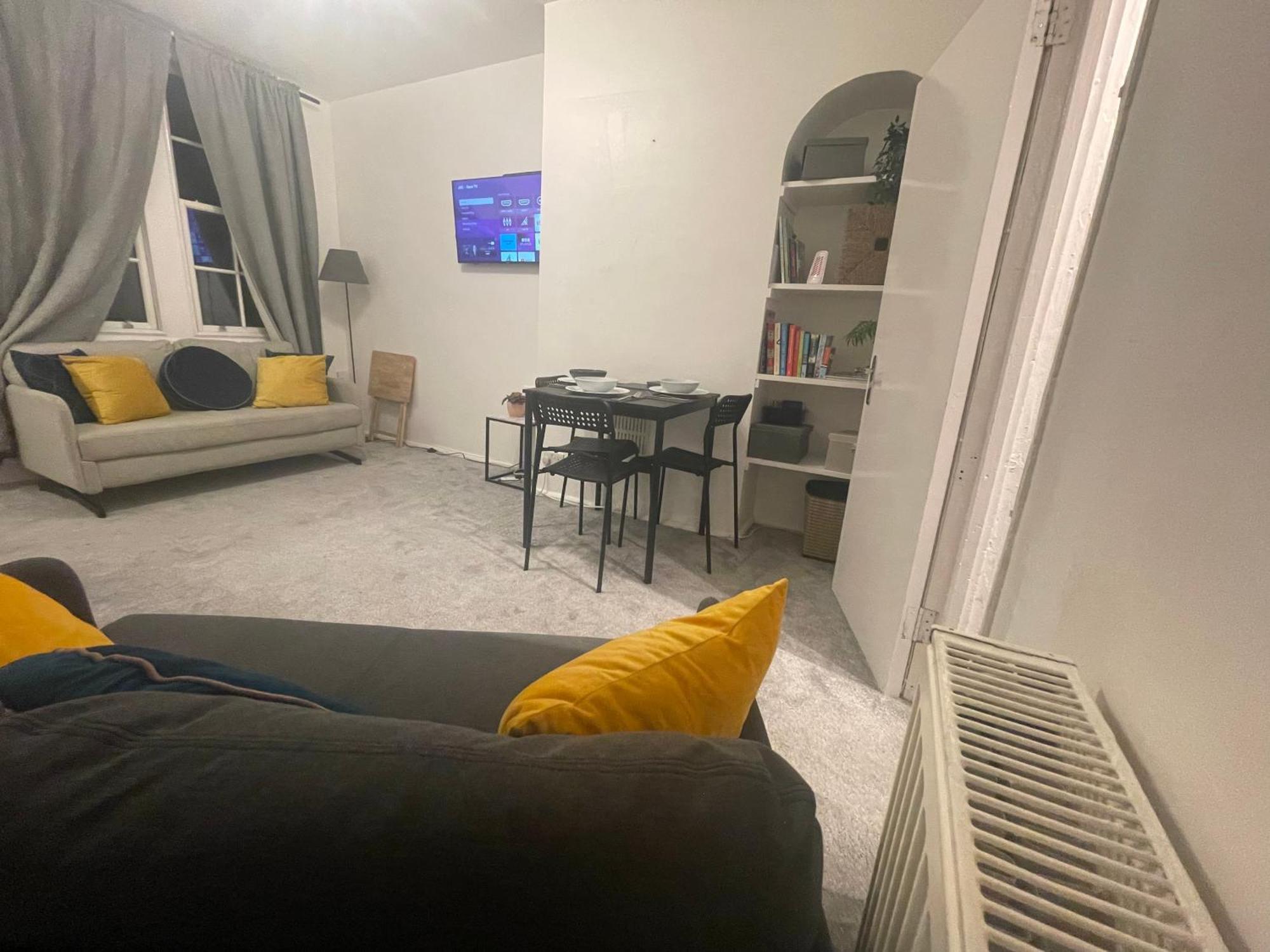 Holiday home Tooting - Cosy 2 Bedroom House With Garden, 5 Mins Walk To Tube Station London