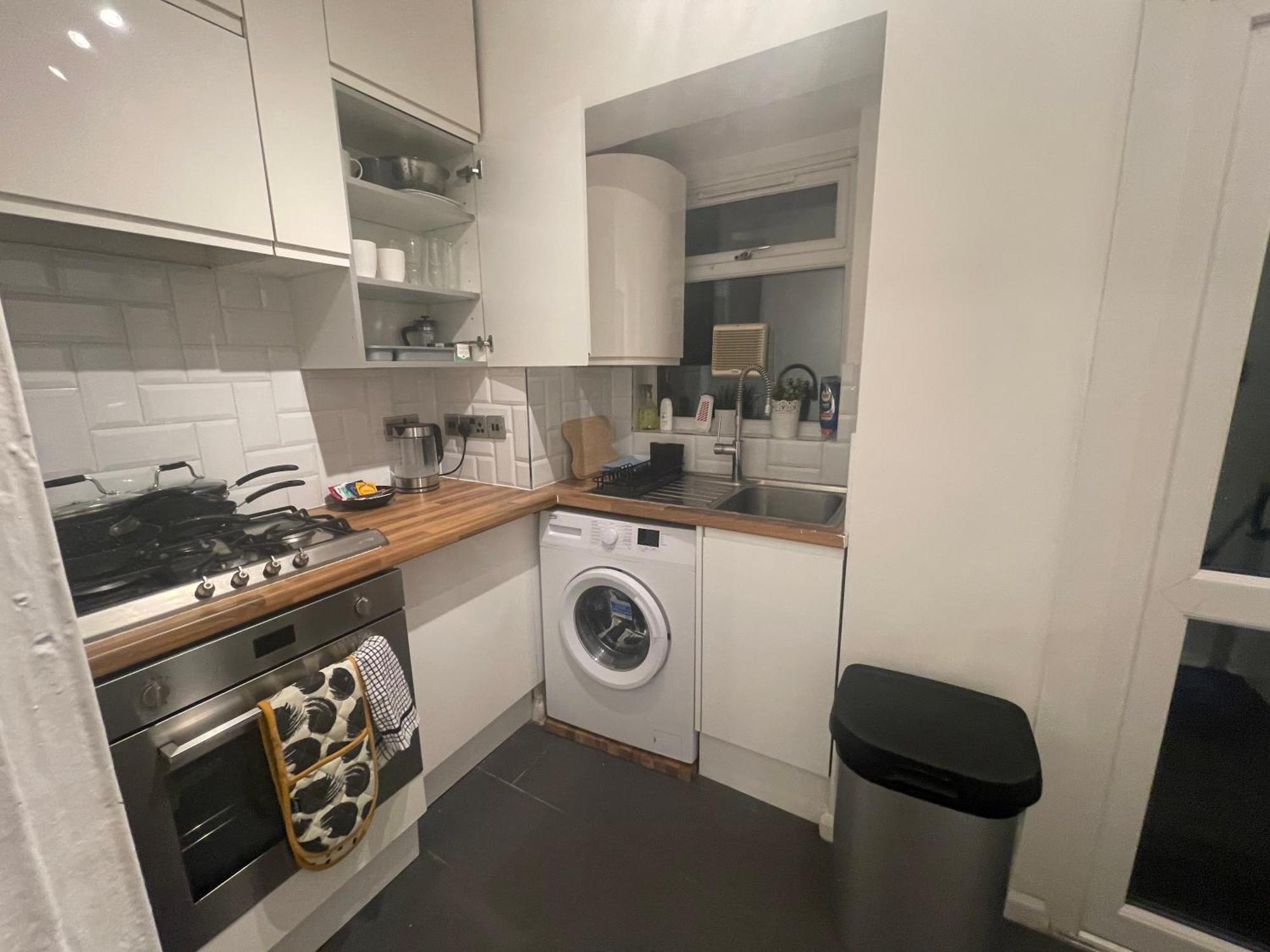 Holiday home Tooting - Cosy 2 Bedroom House With Garden, 5 Mins Walk To Tube Station