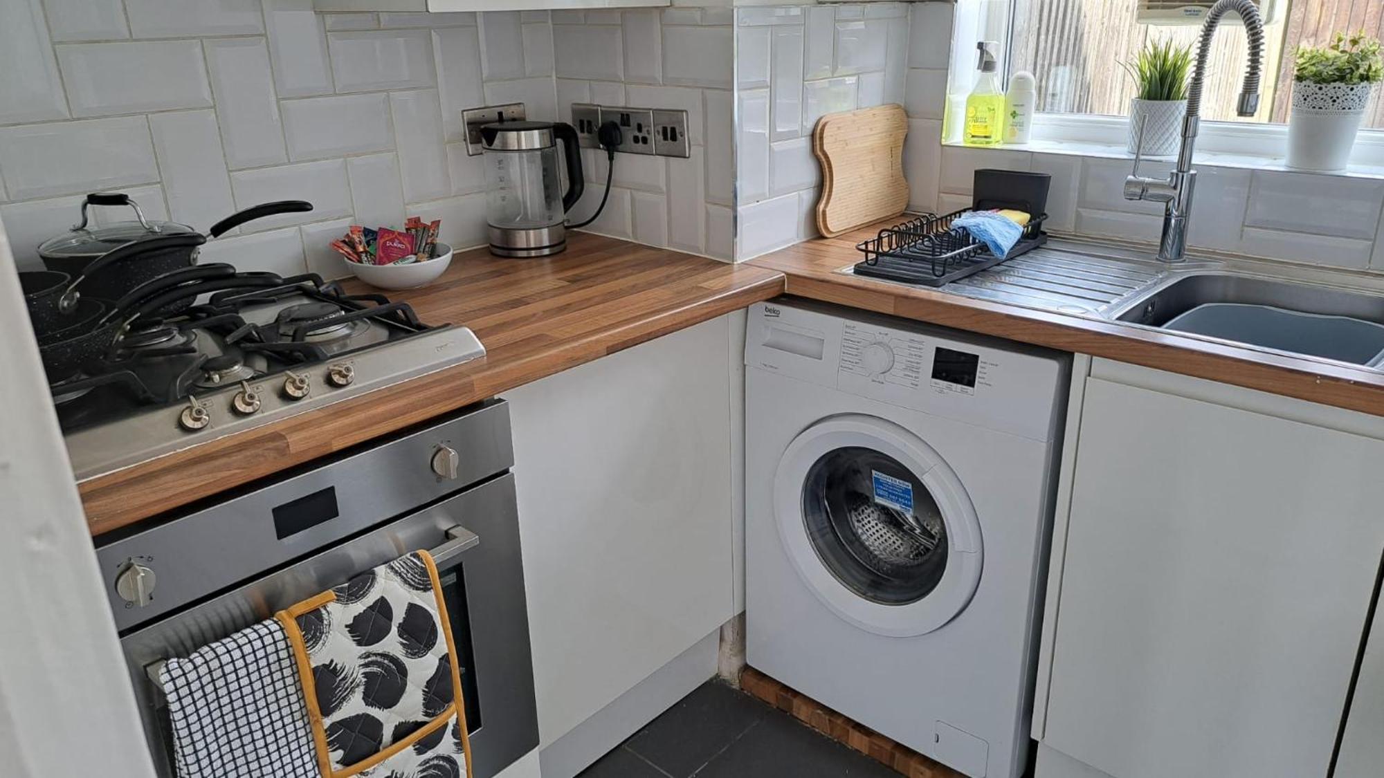 Tooting - Cosy 2 Bedroom House With Garden, 5 Mins Walk To Tube Station