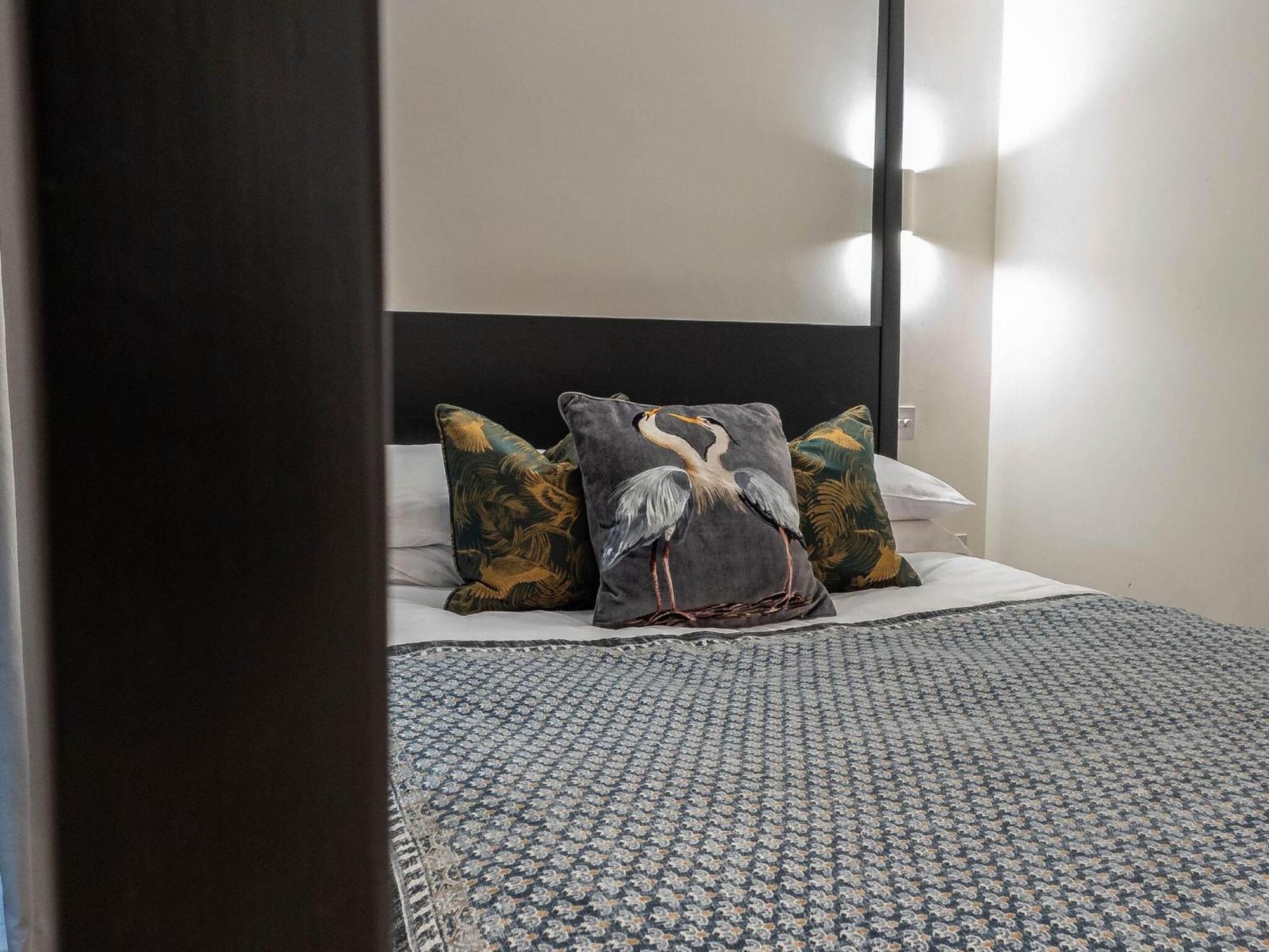 Apartamento The Arches Luxurious Three Bedroom Close To Hampstead Heath With Garden Balcony And Courtyard Londres