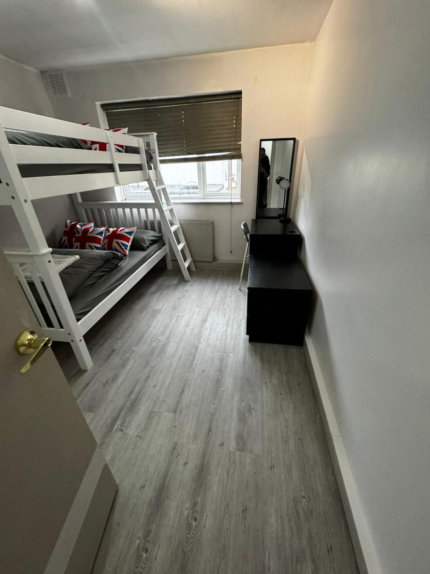 Guest house At 173 London