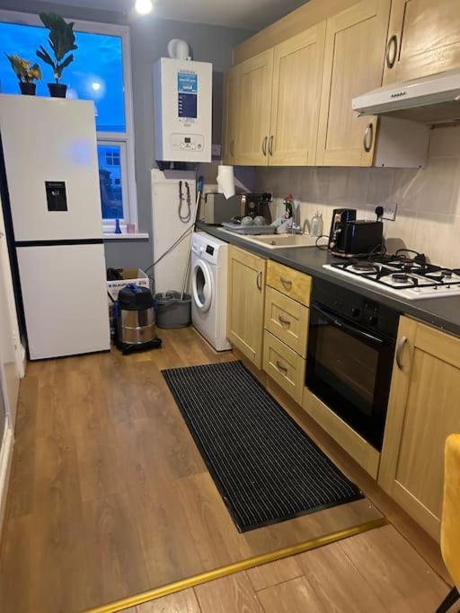 Lovely Woodford One Bedroom Londen