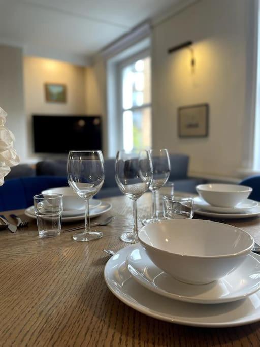 Apartment Old School Grandma Experience ! London