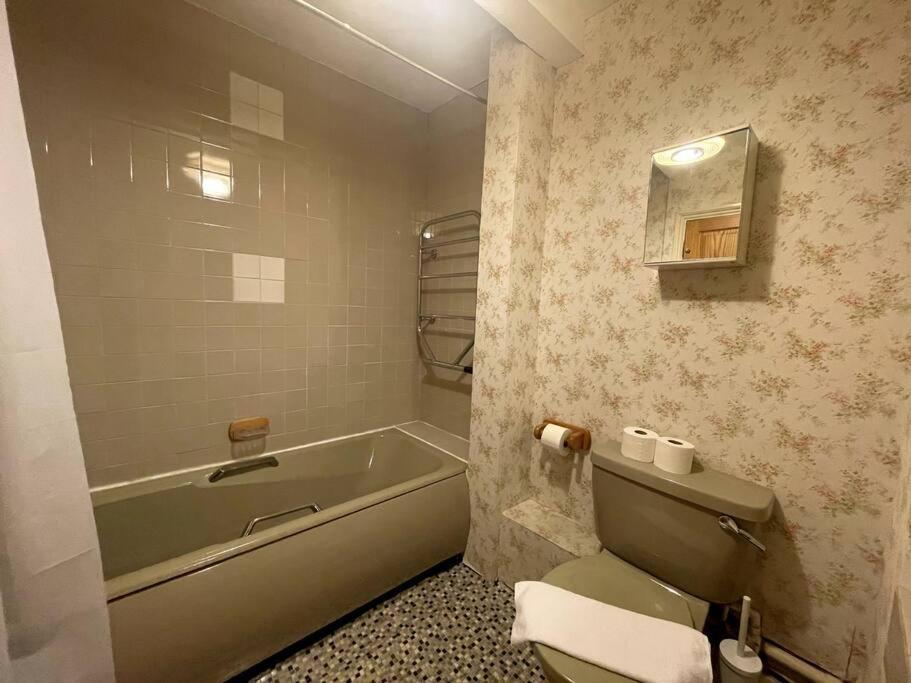 Apartment Old School Grandma Experience !