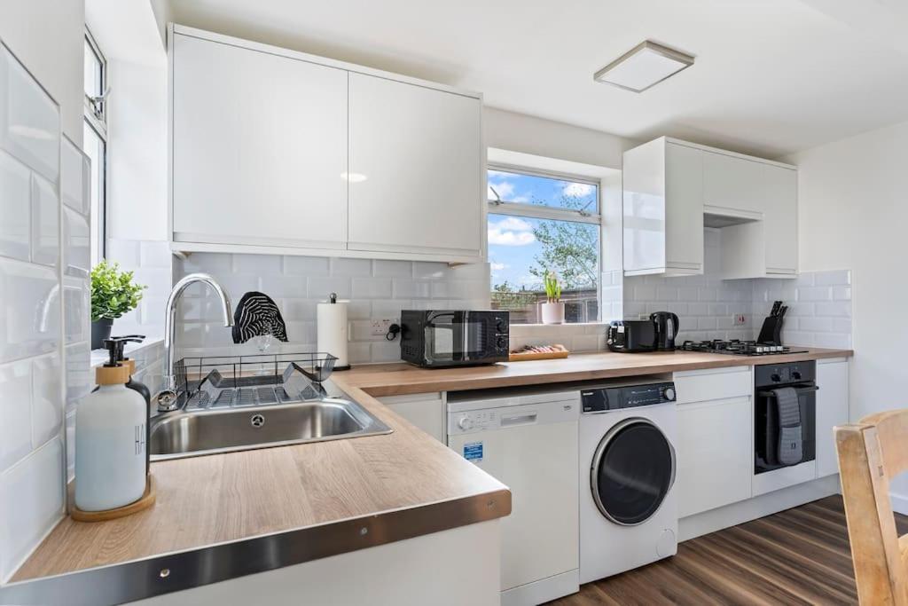 Appartement Heart Of Acton - Free Parking - Perfect For Contractors *